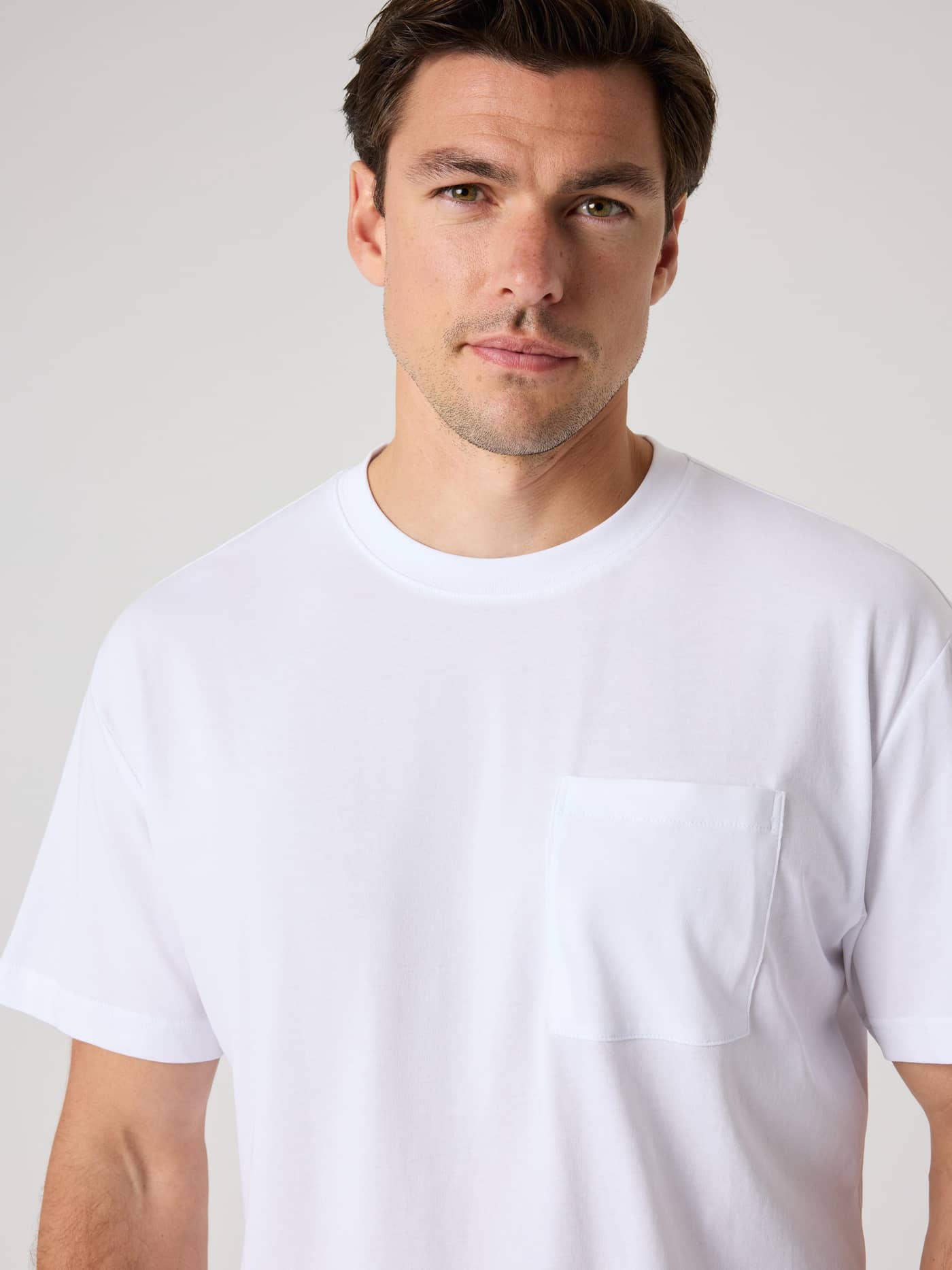Vorderansicht eines Mannes im Borg Relaxed T-Shirt in Brilliant White (Weiß) aus Baumwollmix mit funktionaler Brusttasche. - Image 4
