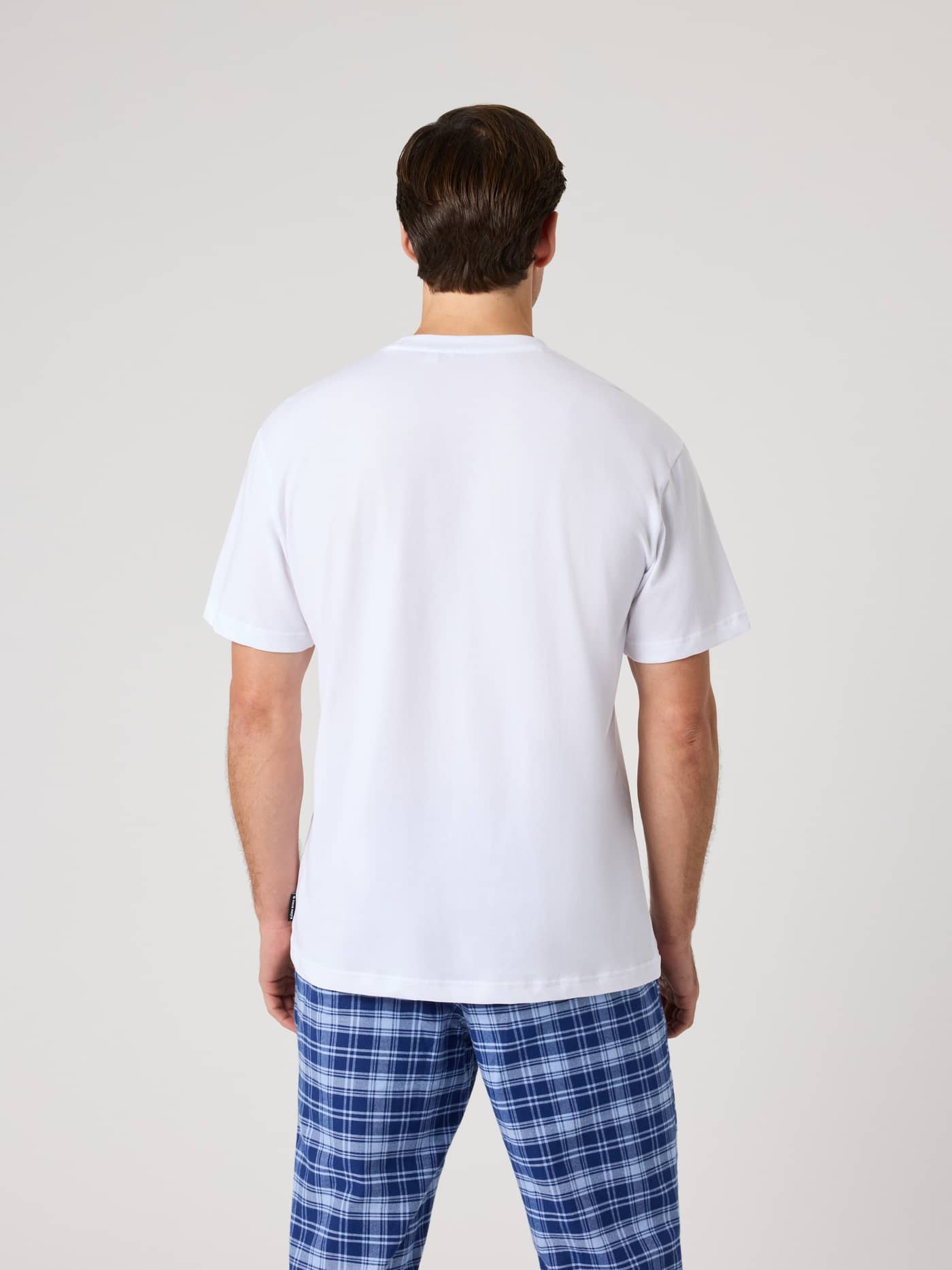 Rückansicht eines Mannes im Borg Relaxed T-Shirt in Brilliant White (Weiß) mit komfortabler, stilvoller Passform. - Image 2