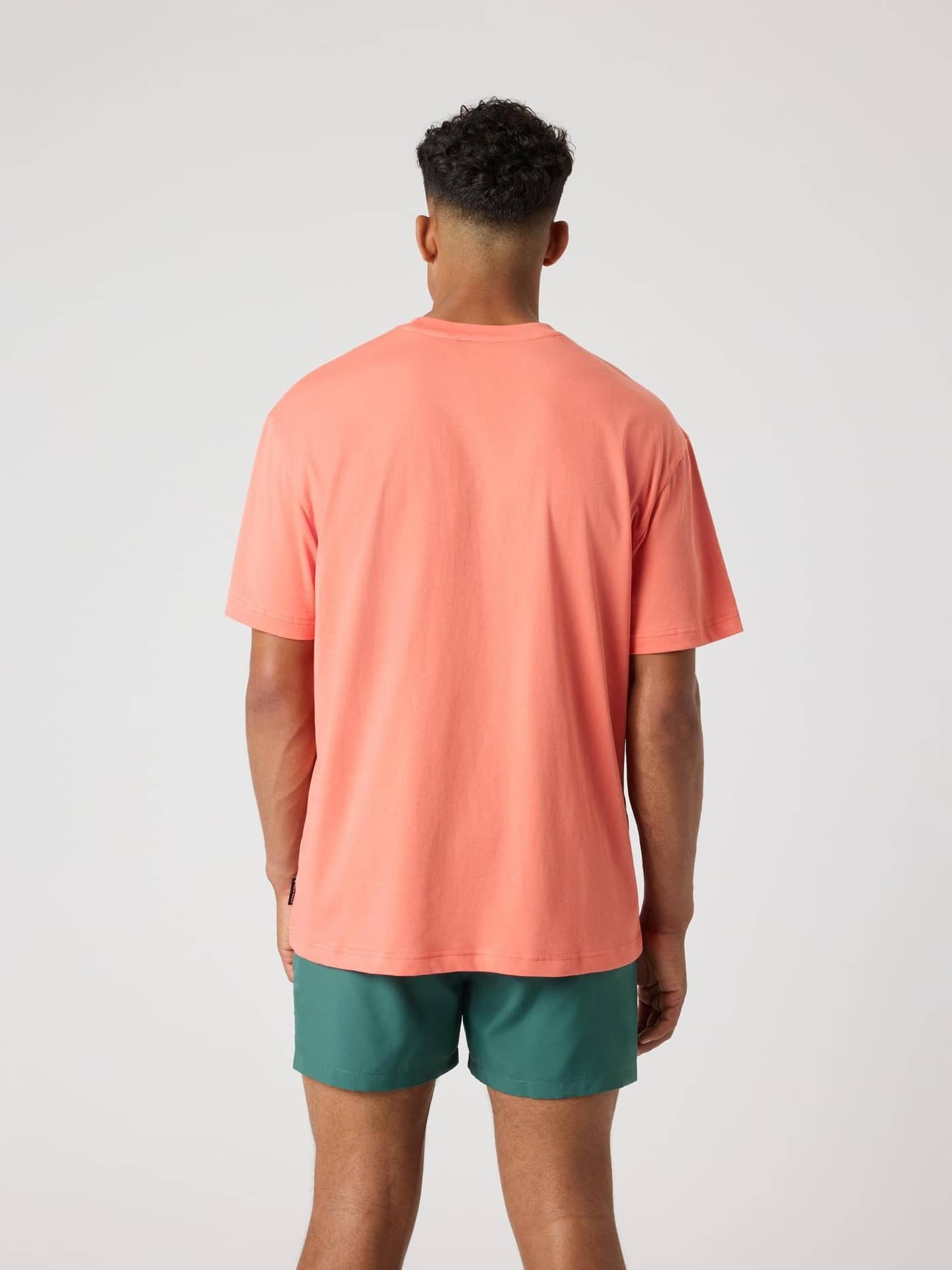 Achteraanzicht van een man in het Björn Borg Relaxed T-Shirt in Coral (Oranje) van een vochtafvoerende katoenmix. - Image 2