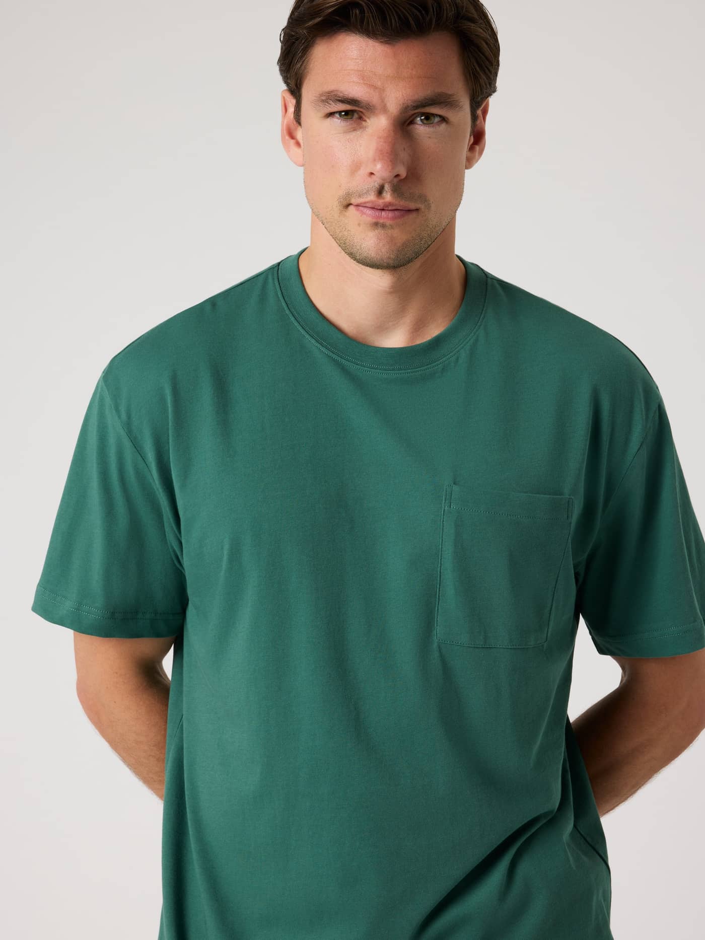 Mand set forfra i en grøn Borg Relaxed T-shirt af blød bomuldsblanding med en praktisk brystlomme. - Image 4
