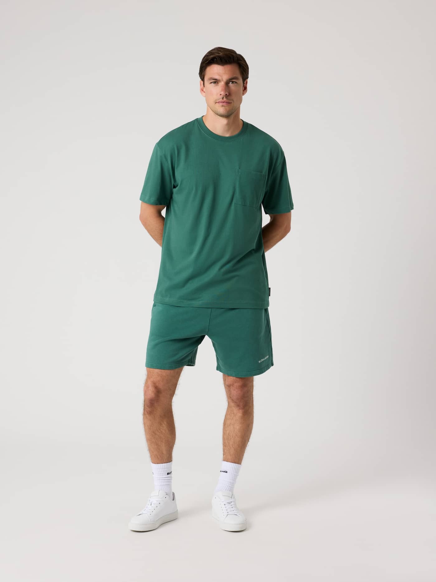 Borg Relaxed T-Shirt i Mallard Green (Grøn) set forfra i fuld figur med en brystlomme og stilfuld funktion. - Image 3