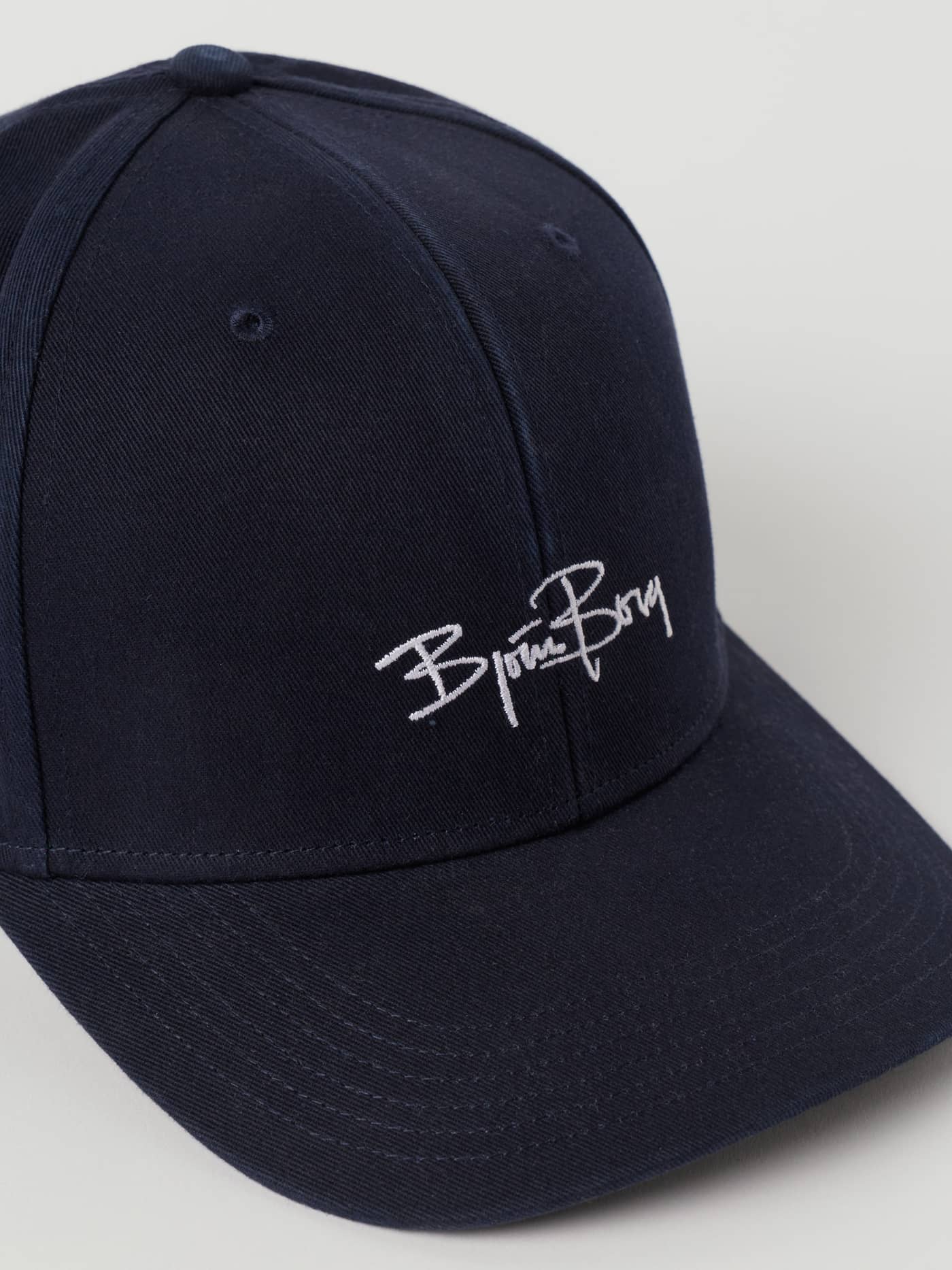 Borg Signature Cap i Night sky (Marineblå) set forfra af økologisk bomuld med hvidt broderi, ideel til tennis. - Image 3