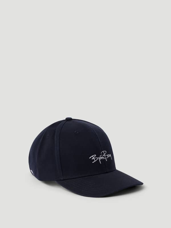 Zijaanzicht van de Borg Signature Cap in Night sky (Marineblauw) van biologisch katoen met kenmerkend borduursel voor tennis.