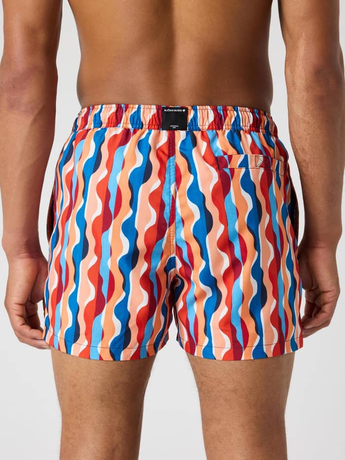 Achteraanzicht van de Borg Print Swim Shorts in Treads Swim 1 (Multi) met golvende digitale print en zwart logo. - Image 2