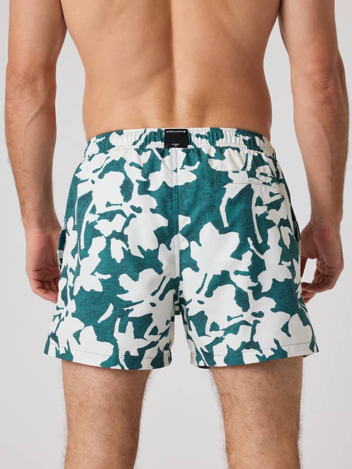 Achteraanzicht van de Borg Print Swim Shorts in Mediterranean 1 (Groen) met digitale print voor stijl en functie. - Image 2