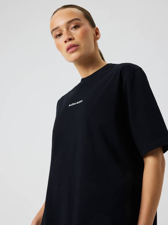 Björn Borg Studio Oversized T-Shirt Dress in Black Beauty (Zwart) van katoen met een wit logo, getoond in vooraanzicht. - Image 5