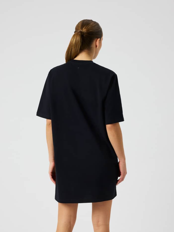 Studio Oversized T-Shirt Dress in Black Beauty (Zwart) van katoen met een relaxte pasvorm, getoond in achteraanzicht. - Image 2