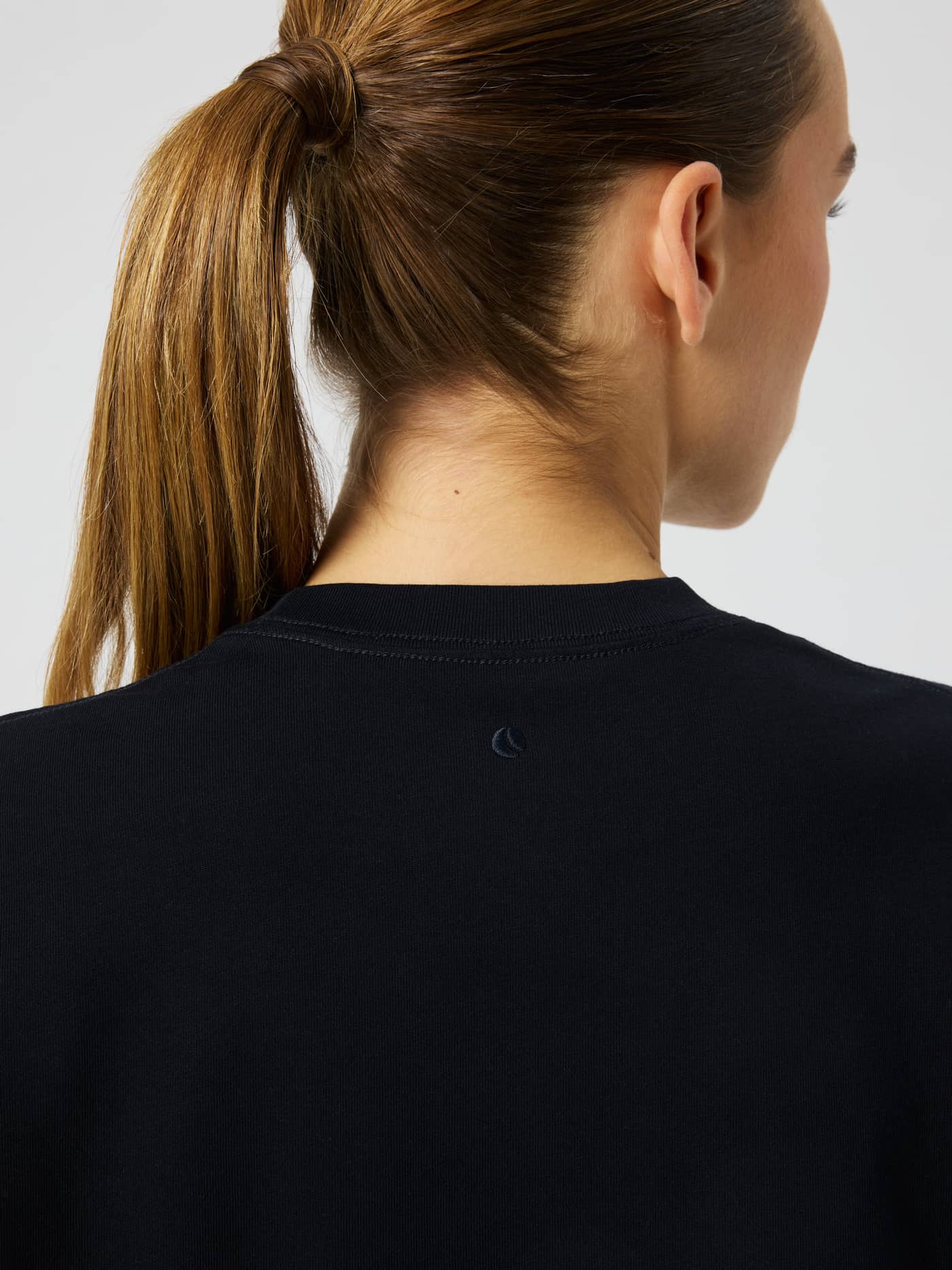 Studio Oversized T-Shirt Dress i Black Beauty (Svart) sedd bakifrån med ett tennisbollstryck vid nacken. - Image 4