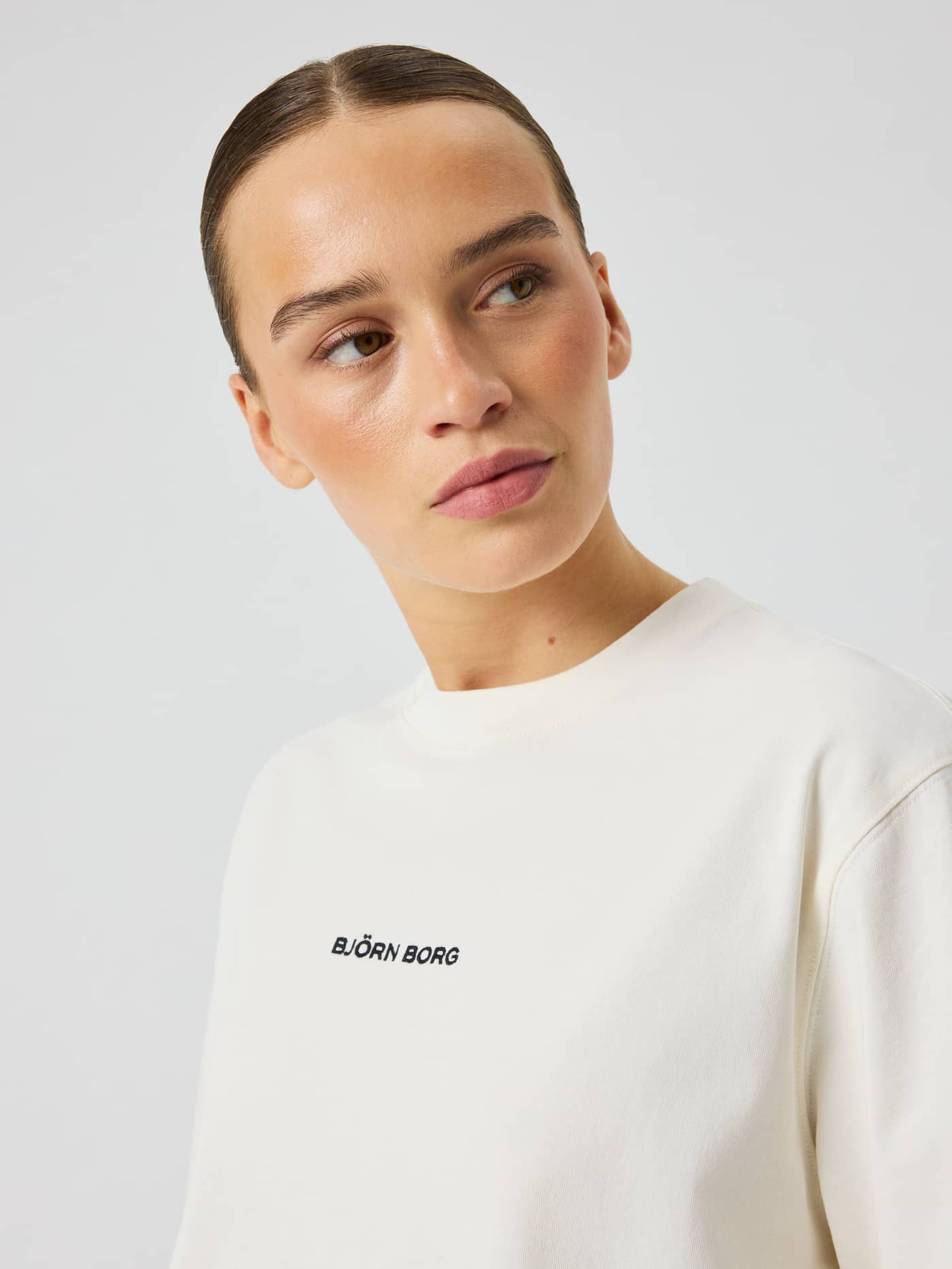 Gros plan de la Studio Oversized T-Shirt Dress en Tofu (Blanc) 100 % coton avec broderie Björn Borg noire. - Image 6