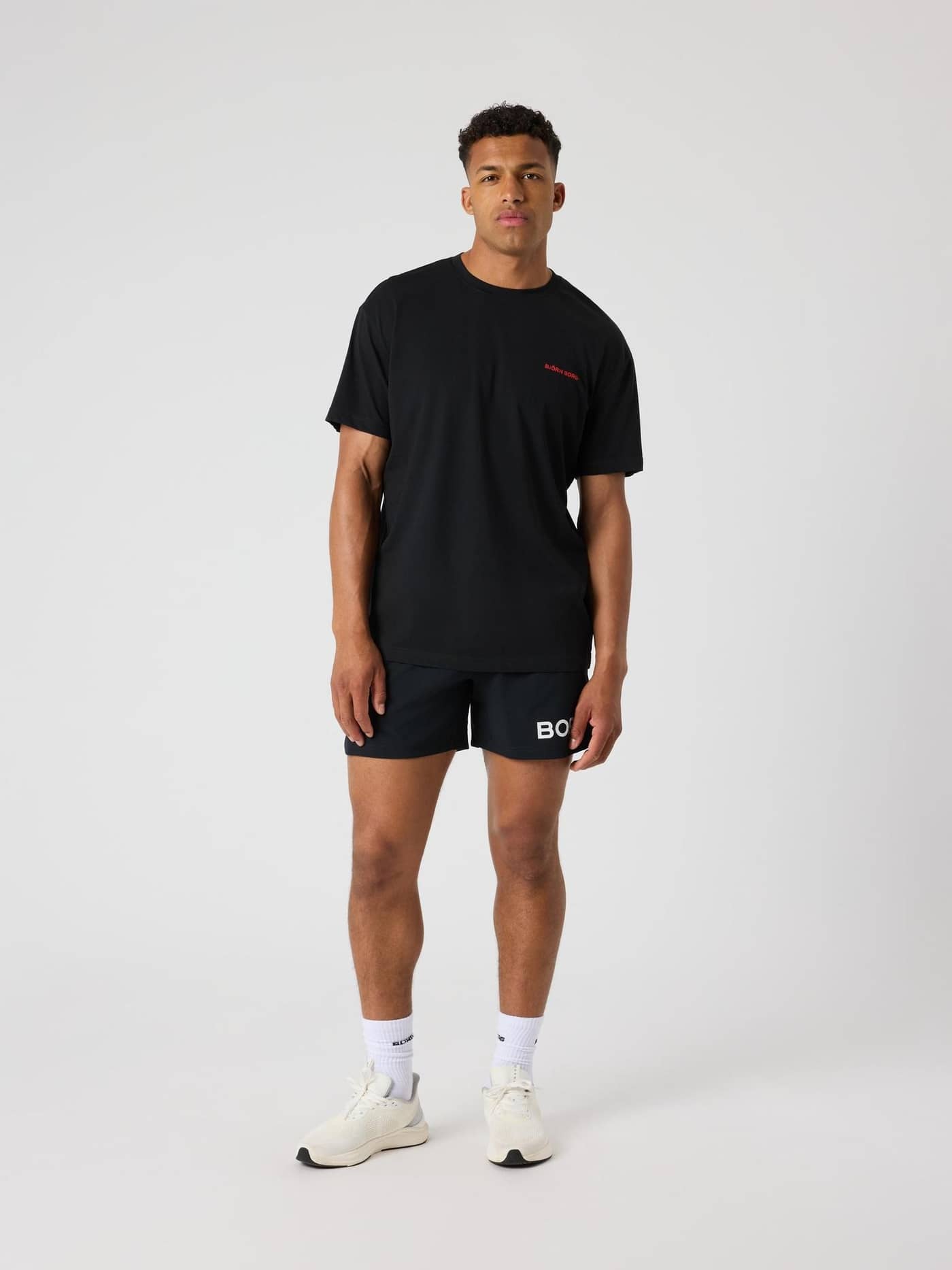 Vorderansicht eines Mannes im Borg Gym Pride Oversized T-Shirt in Black Beauty (Schwarz) für Training, Stil und Performance. - Image 3