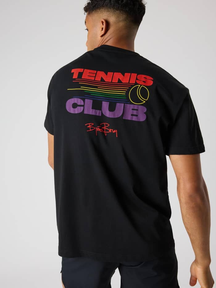 Achteraanzicht van een man in het Borg Gym Pride Oversized T-Shirt in Black Beauty (Zwart) met tennisgraphic voor training. - Image 4