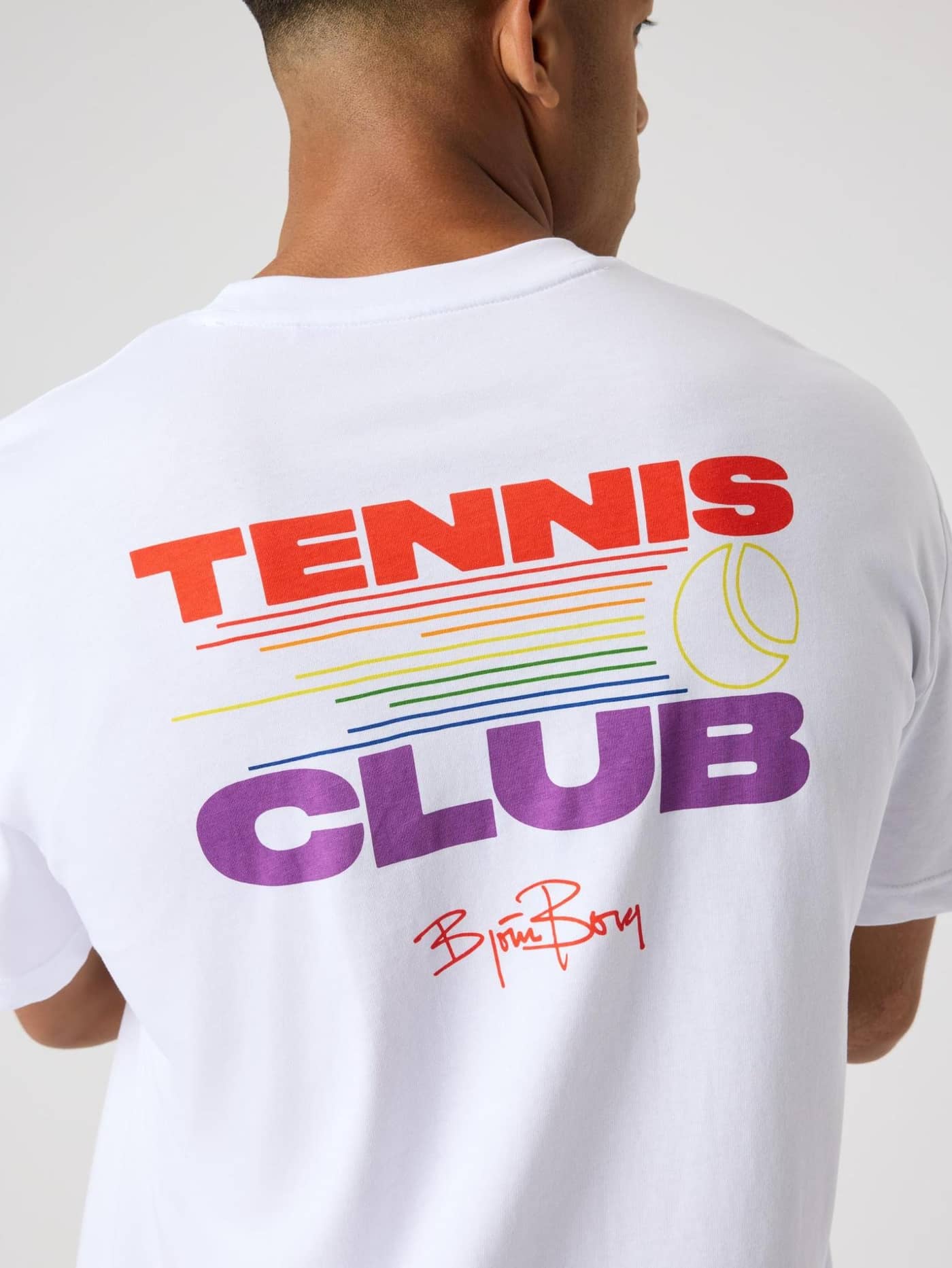 Rückansicht des Borg Gym Pride Oversized T-Shirt in Brilliant White (Weiß) für Training mit bunter Tennis-Grafik. - Image 3