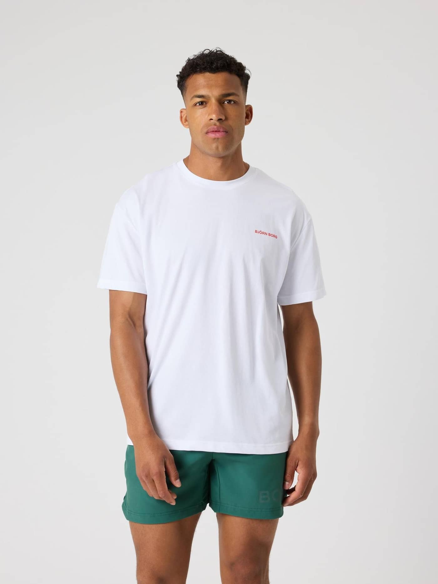Vorderansicht des Borg Gym Pride Oversized T-Shirt in Brilliant White (Weiß) aus Baumwolle mit rotem Logo für das Training. - Image 2