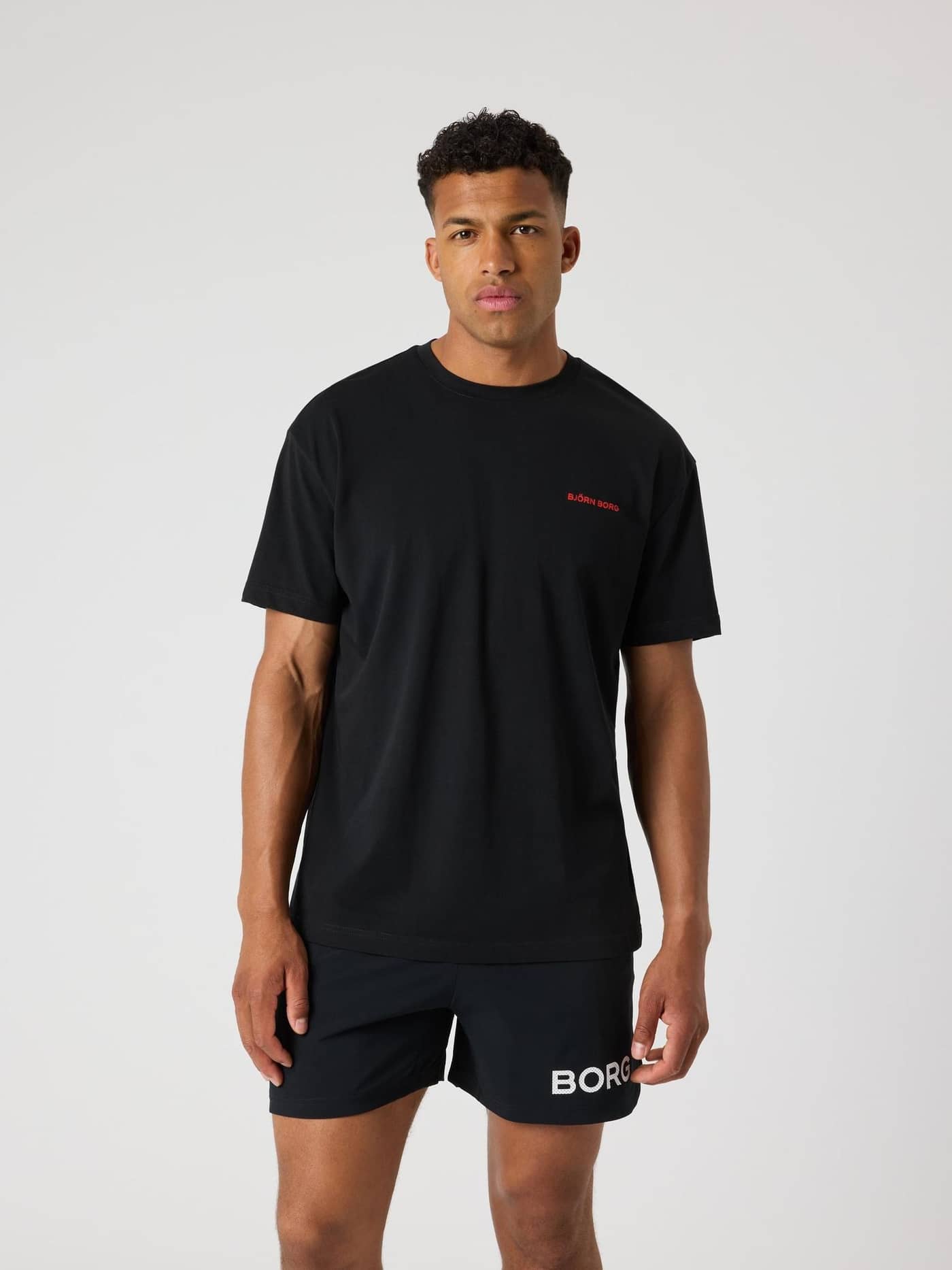 Vorderansicht eines Mannes im Borg Gym Pride Oversized T-Shirt in Black Beauty (Schwarz) aus Baumwollmischung fürs Training. - Image 2