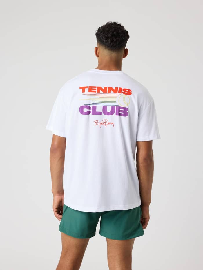 Bakside av mann i Borg Gym Pride Oversized T-Shirt i Brilliant White (Hvit) med fargerik tennislogo til trening og funksjon.