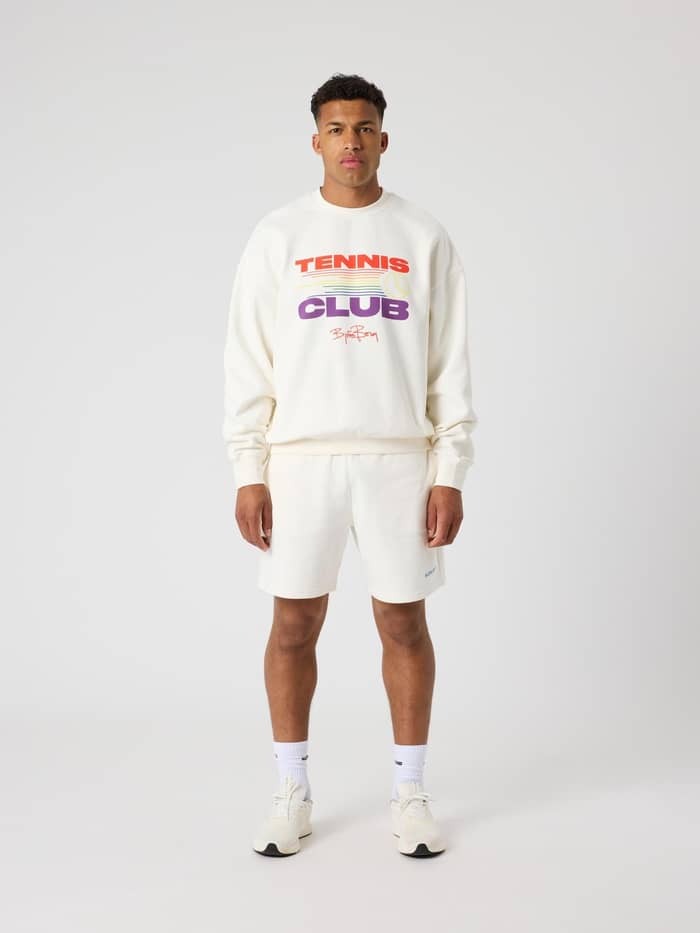 Volledig vooraanzicht van een man in de Björn Borg Oversized Pride Sweatshirt in Tofu (Wit) met een tennisgrafiek. - Image 3