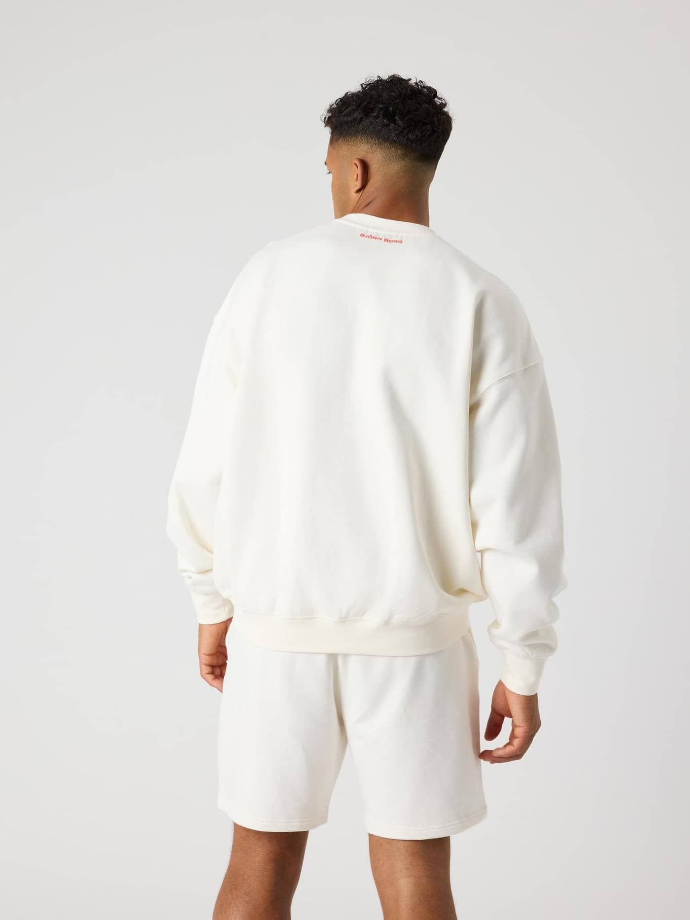 Borg Oversized Pride Sweatshirt i Tofu (Vit) sedd bakifrån på en man med en avslappnad oversized fit. - Image 2