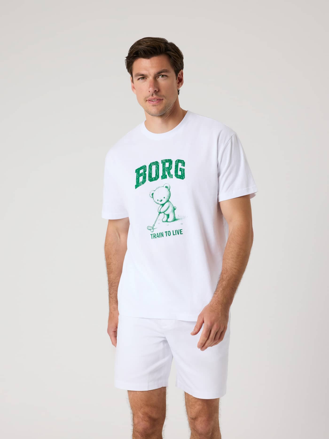 Vooraanzicht van een man in het katoenen Borg Classic Print T-Shirt in Brilliant White (Wit) voor golf en training. - Image 1