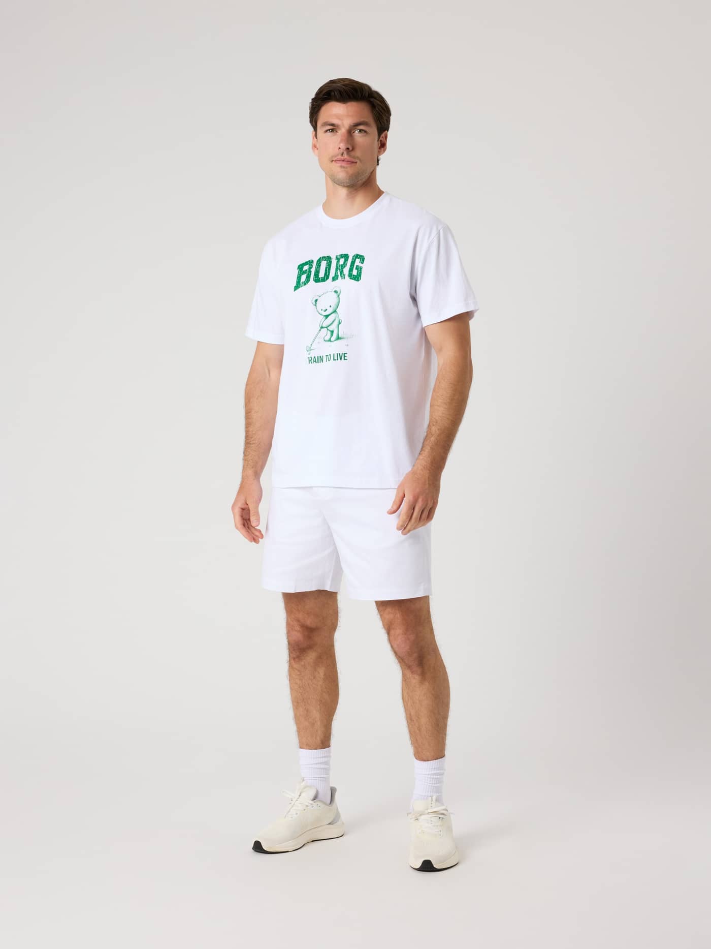 Vue de face d'un homme en Borg Classic Print T-Shirt en coton Brilliant White (Blanc) avec imprimé golf vert. - Image 3