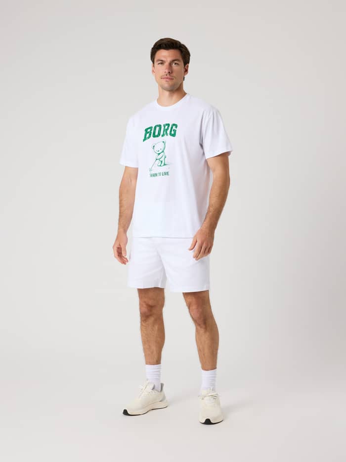 Vorderansicht eines Mannes im Borg Classic Print T-Shirt in Brilliant White (Weiß) aus Baumwolle mit grünem Golf-Print. - Image 3