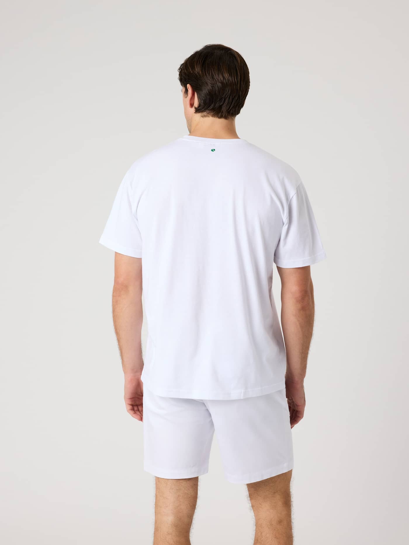 Vue de dos d'un homme en Borg Classic Print T-Shirt en coton Brilliant White (Blanc) avec balle de tennis verte pour le golf. - Image 2