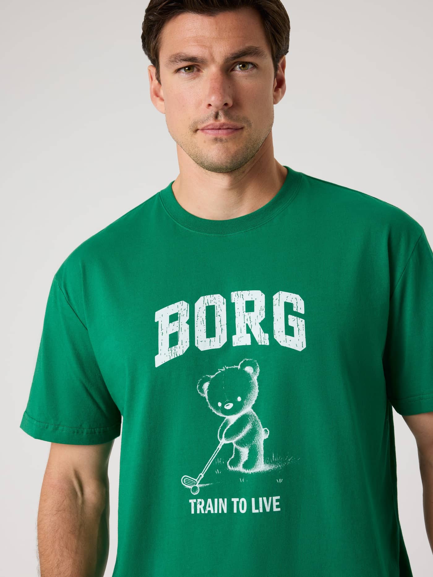 Borg Classic Print T-Shirt i Verdant Green (Grön) för herrar sedd framifrån med ett vitt golf- och träningstryck. - Image 1