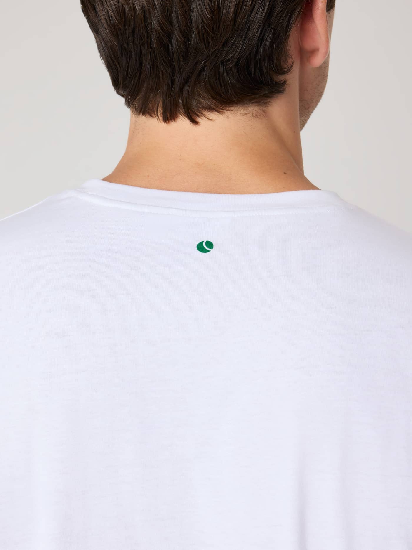 Vue de dos du Borg Classic Print T-Shirt en Brilliant White (Blanc) avec un imprimé balle de tennis vert au col côtelé. - Image 4