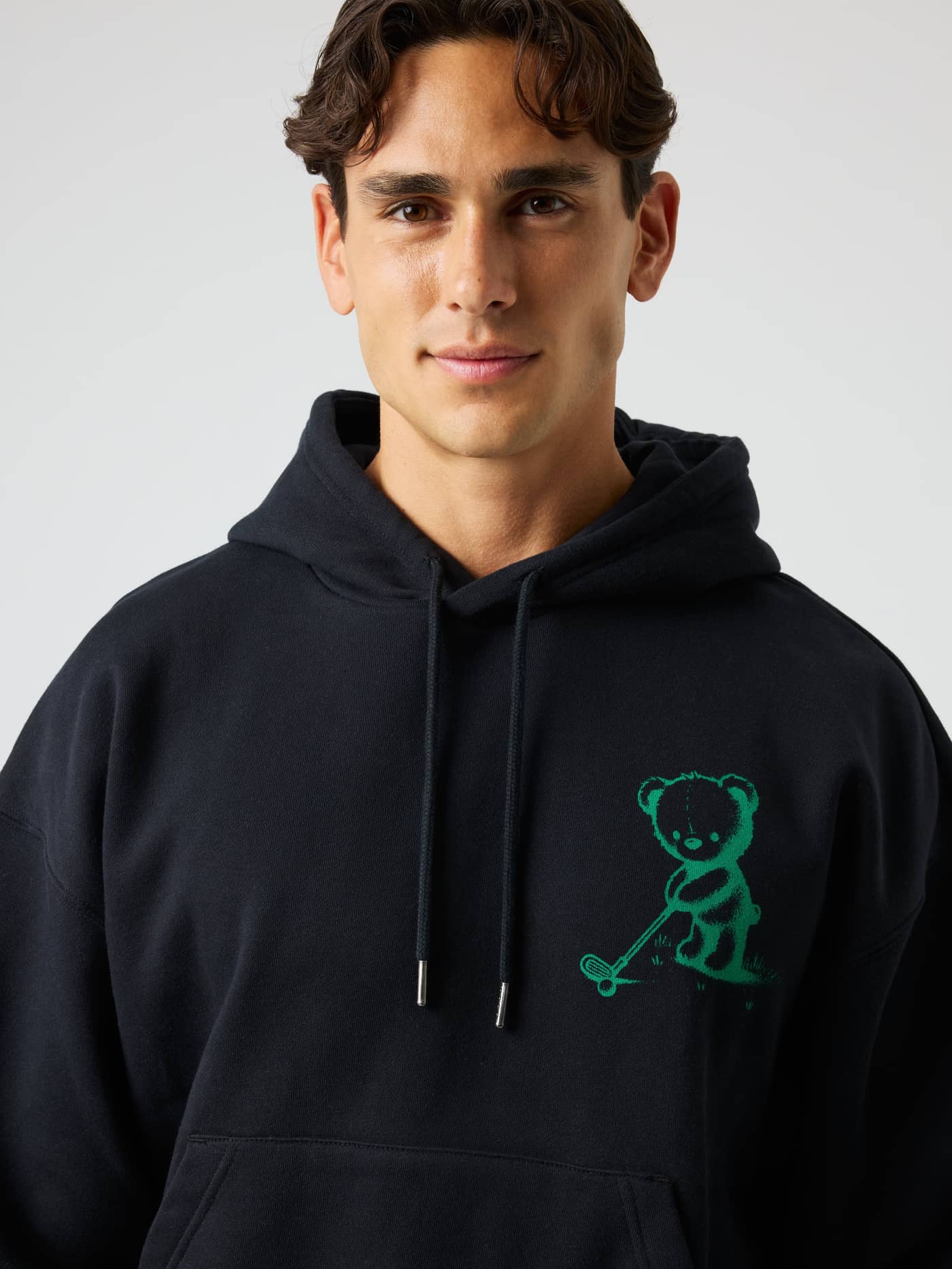 Borg Oversized Hoodie i Black Beauty (Sort) set forfra med et grønt bjørnegolfprint til stil og golf. - Image 4