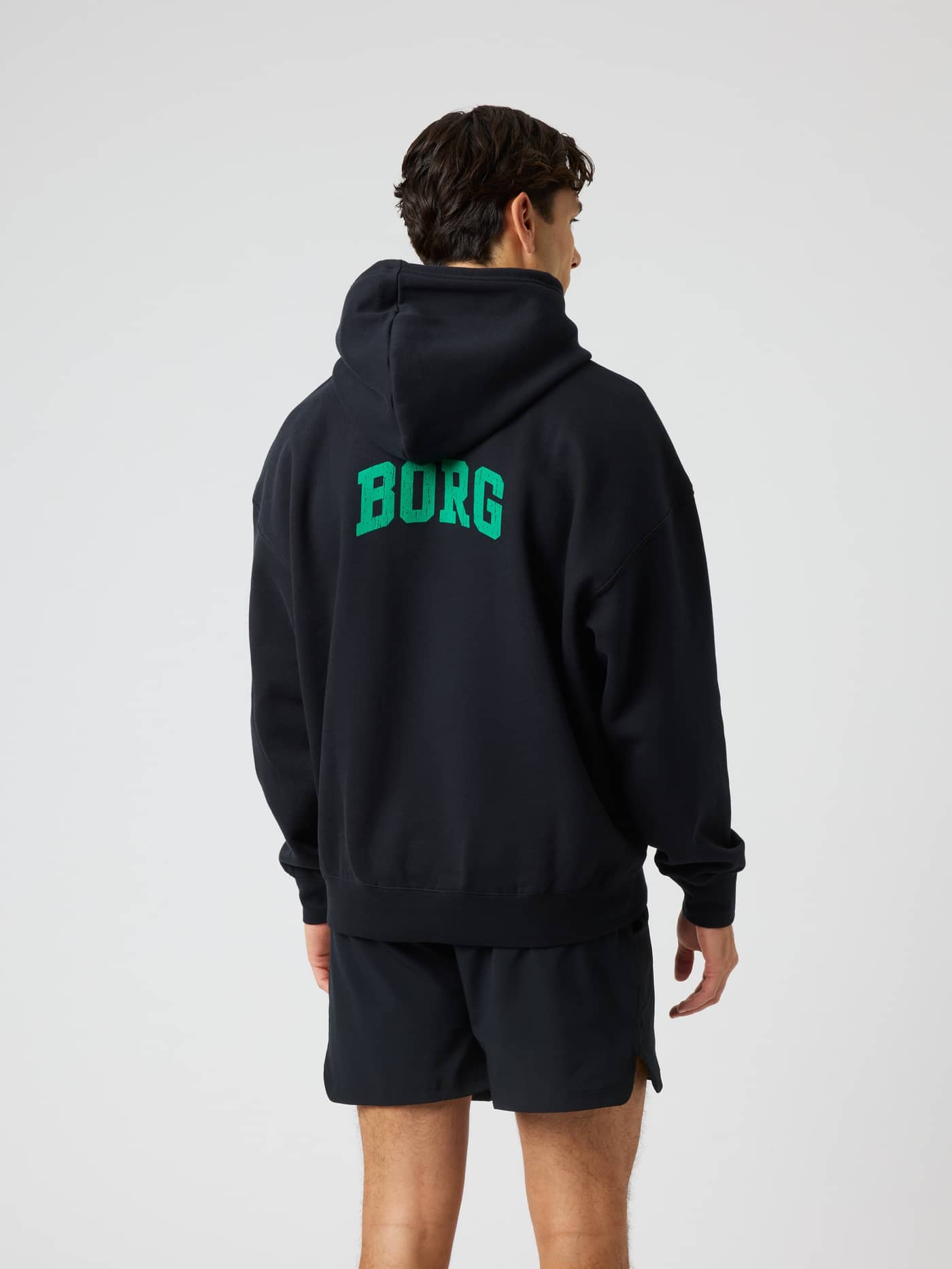Borg Oversized Hoodie i Black Beauty (Sort) set bagfra i bomuld med grønt logo, ideel til stil og golf. - Image 2
