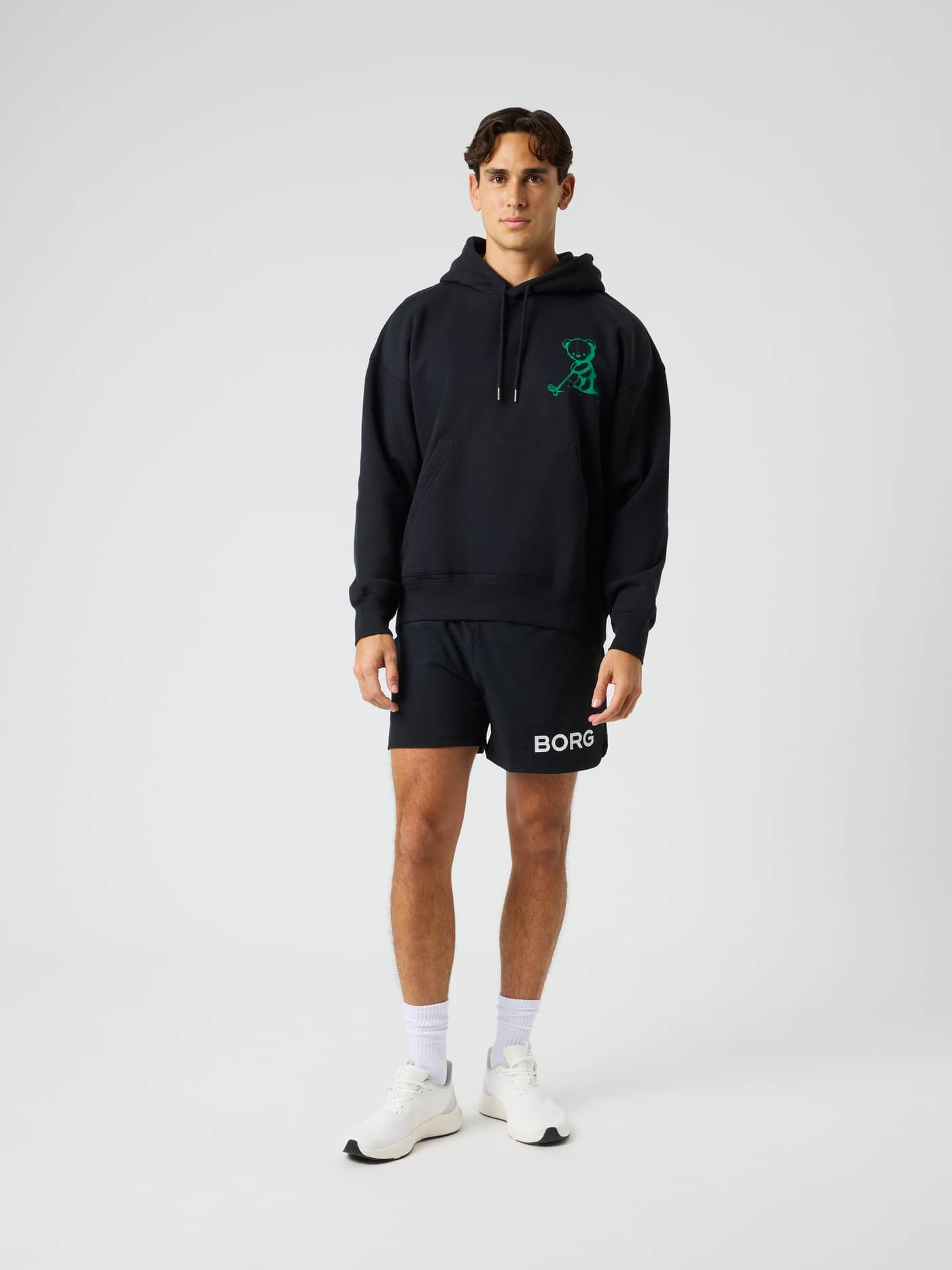 Borg Oversized Hoodie i Black Beauty (Sort) i bomuldsblanding set forfra på en mand med golfgrafik. - Image 3
