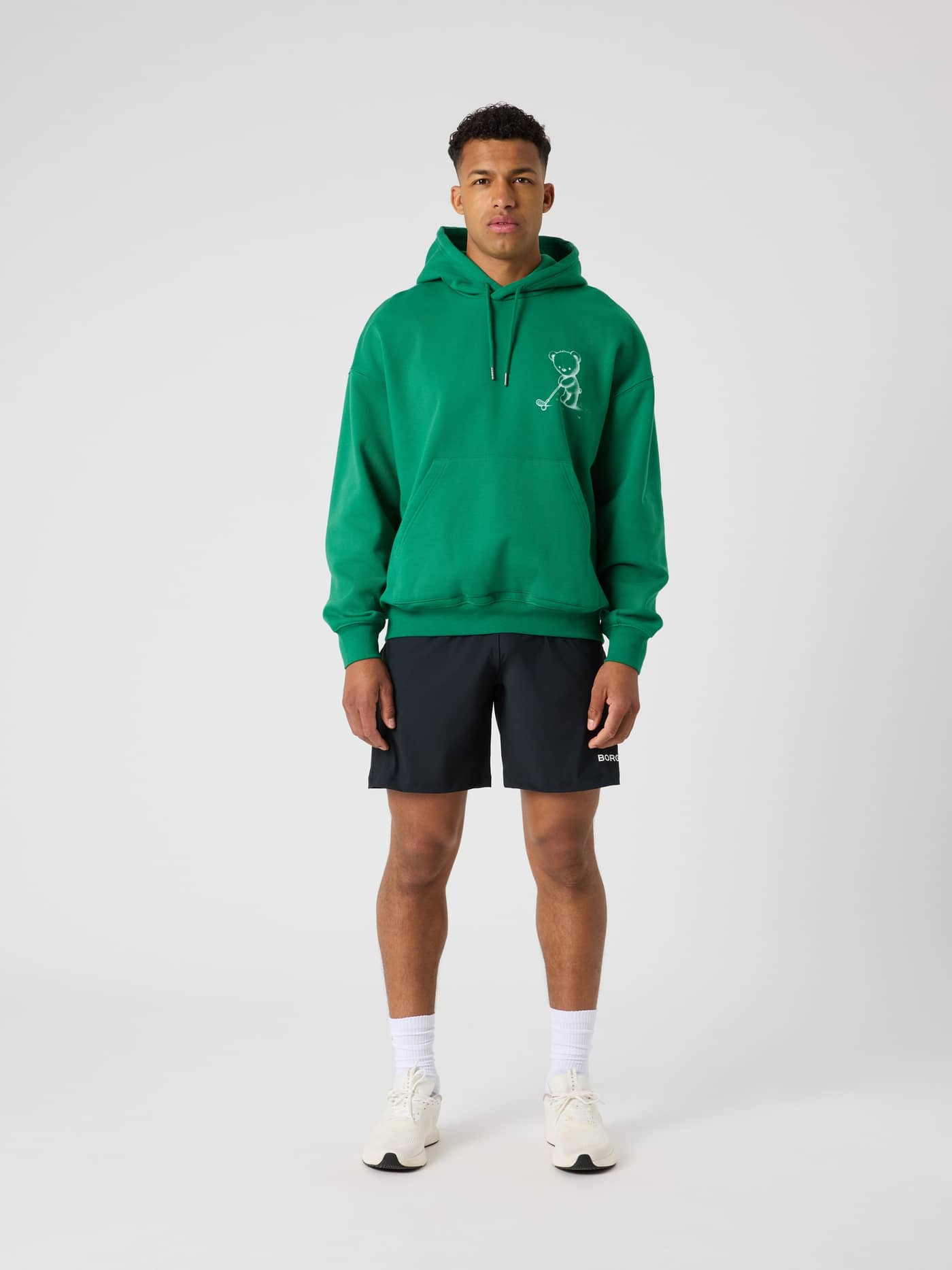 Vista frontal de cuerpo completo con la Borg Oversized Hoodie de algodón en Verdant Green (Verde) y gráfico de golf blanco. - Image 3