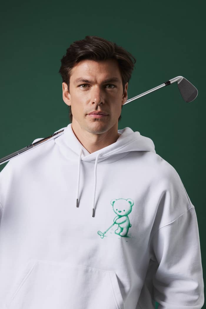 Vooraanzicht van een man in de Brilliant White (Wit) Borg Oversized Hoodie met een teddybeer golf-graphic.