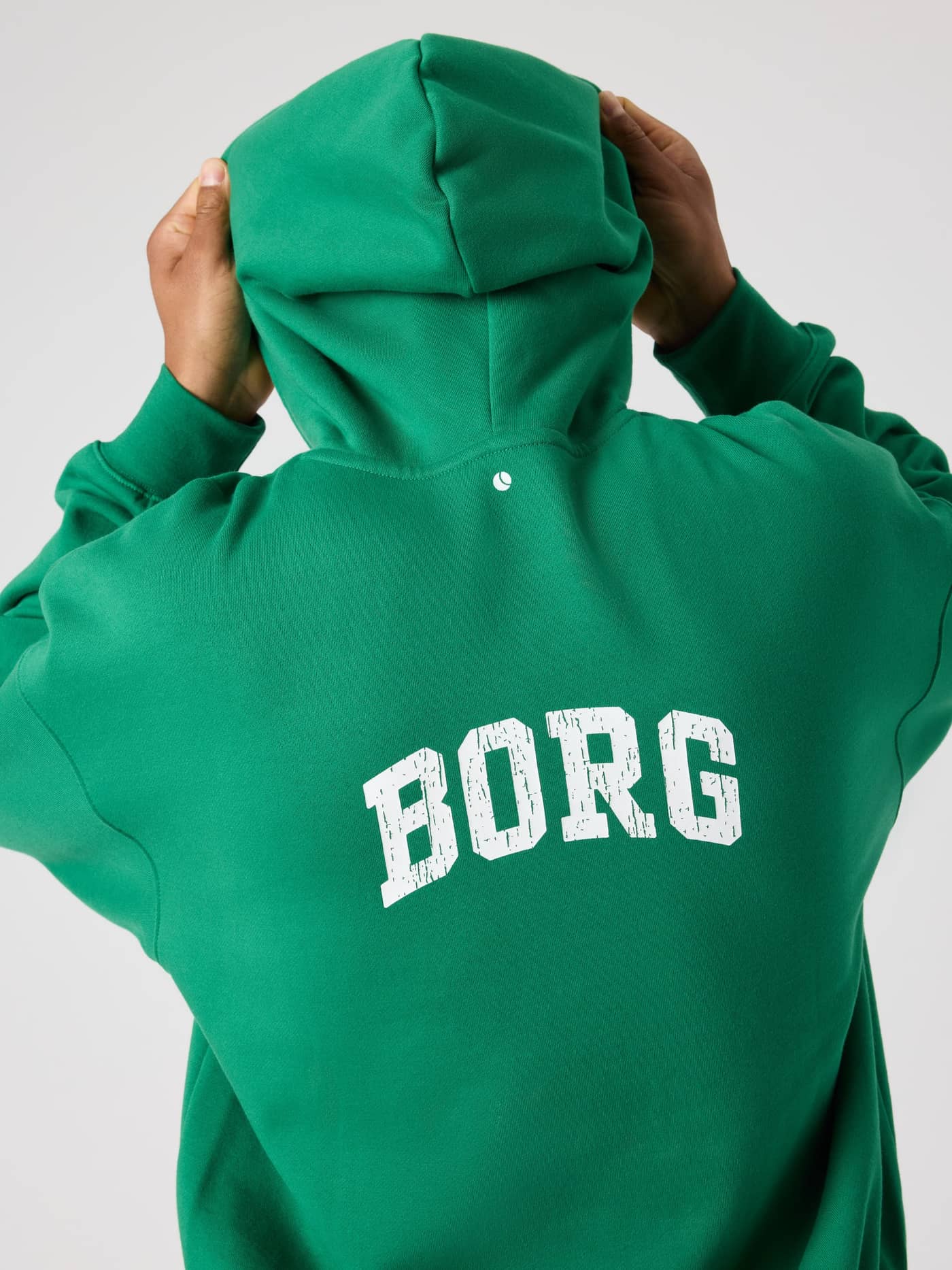 Vista posterior de la Borg Oversized Hoodie en Verdant Green (Verde) con logo blanco y estilo funcional de golf. - Image 4