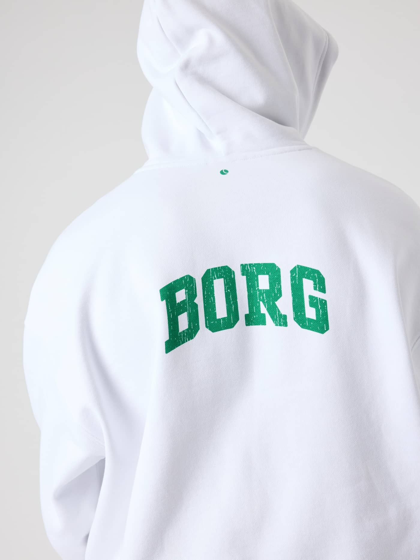 Rückansicht des Borg Oversized Hoodie in Brilliant White (Weiß) aus schwerem Fleece mit grünem Logo und Tennisball-Print. - Image 6