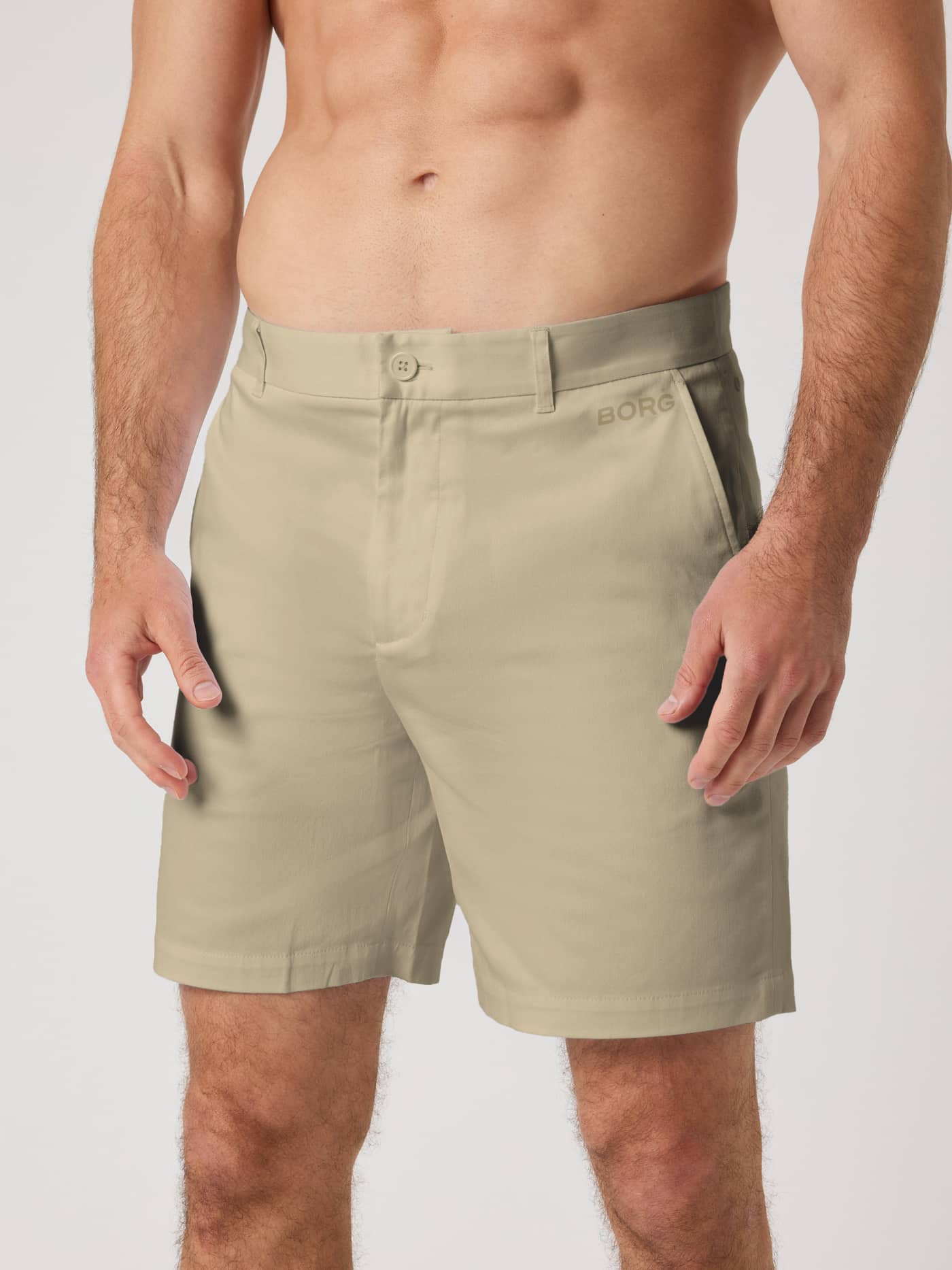 Borg Golf Chinos Shorts i Safari (Beige) sedda framifrån med ton-i-ton-logotyp för stil och funktion inom golf. - Image 2