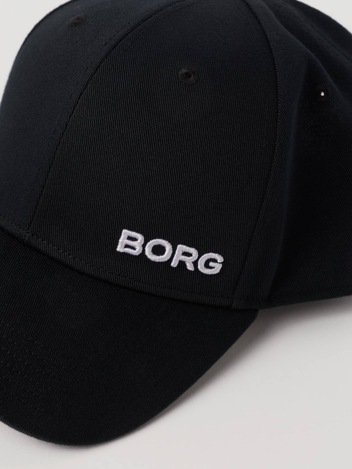 Nærbillede af Borg Course Cap i Black Beauty (Sort) til golf af genanvendt polyester med hvidt broderet logo. - Image 4