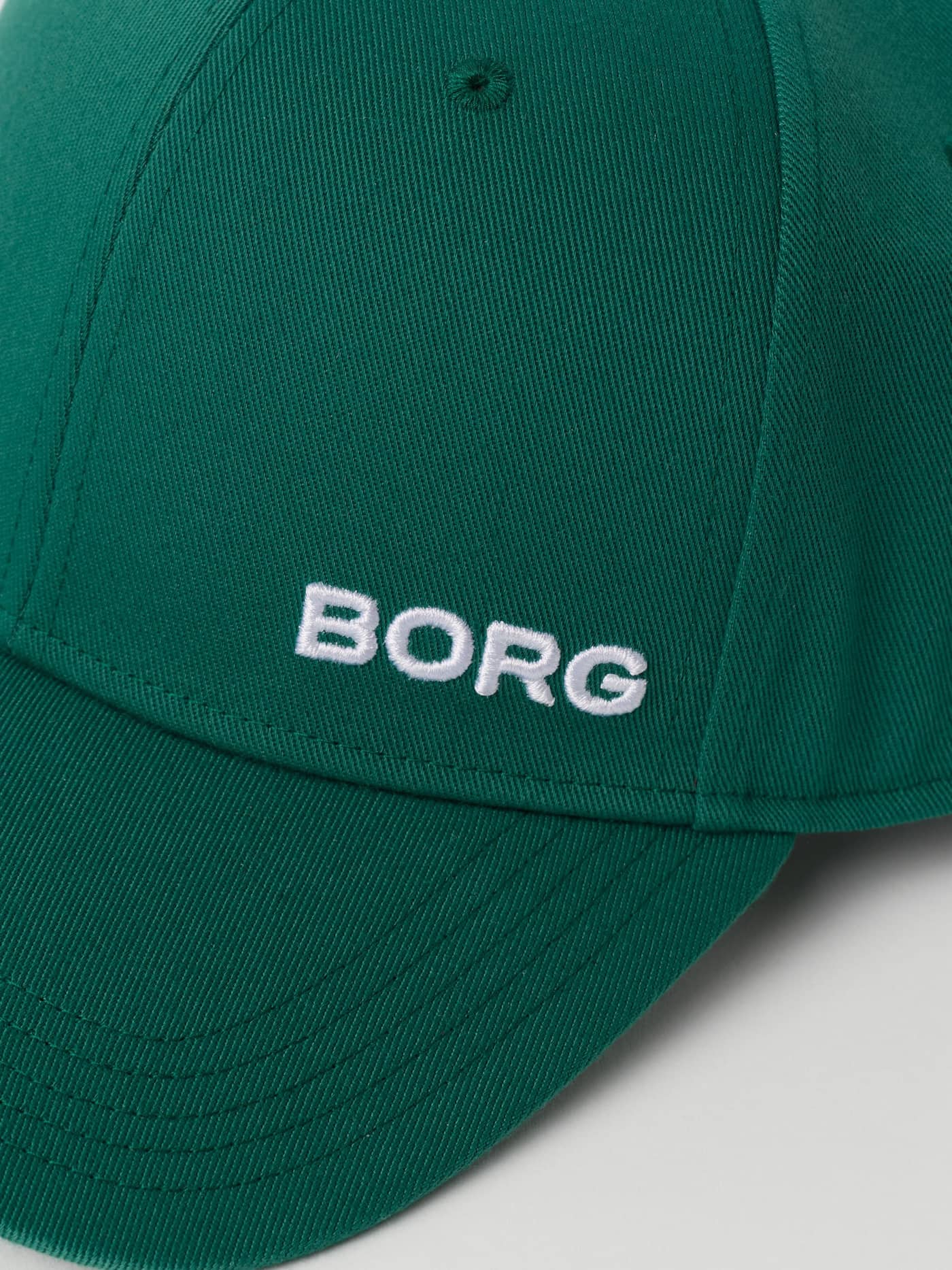 Primer plano de la Borg Course Cap en Verdant Green (Verde) de poliéster reciclado con bordado blanco para golf. - Image 4