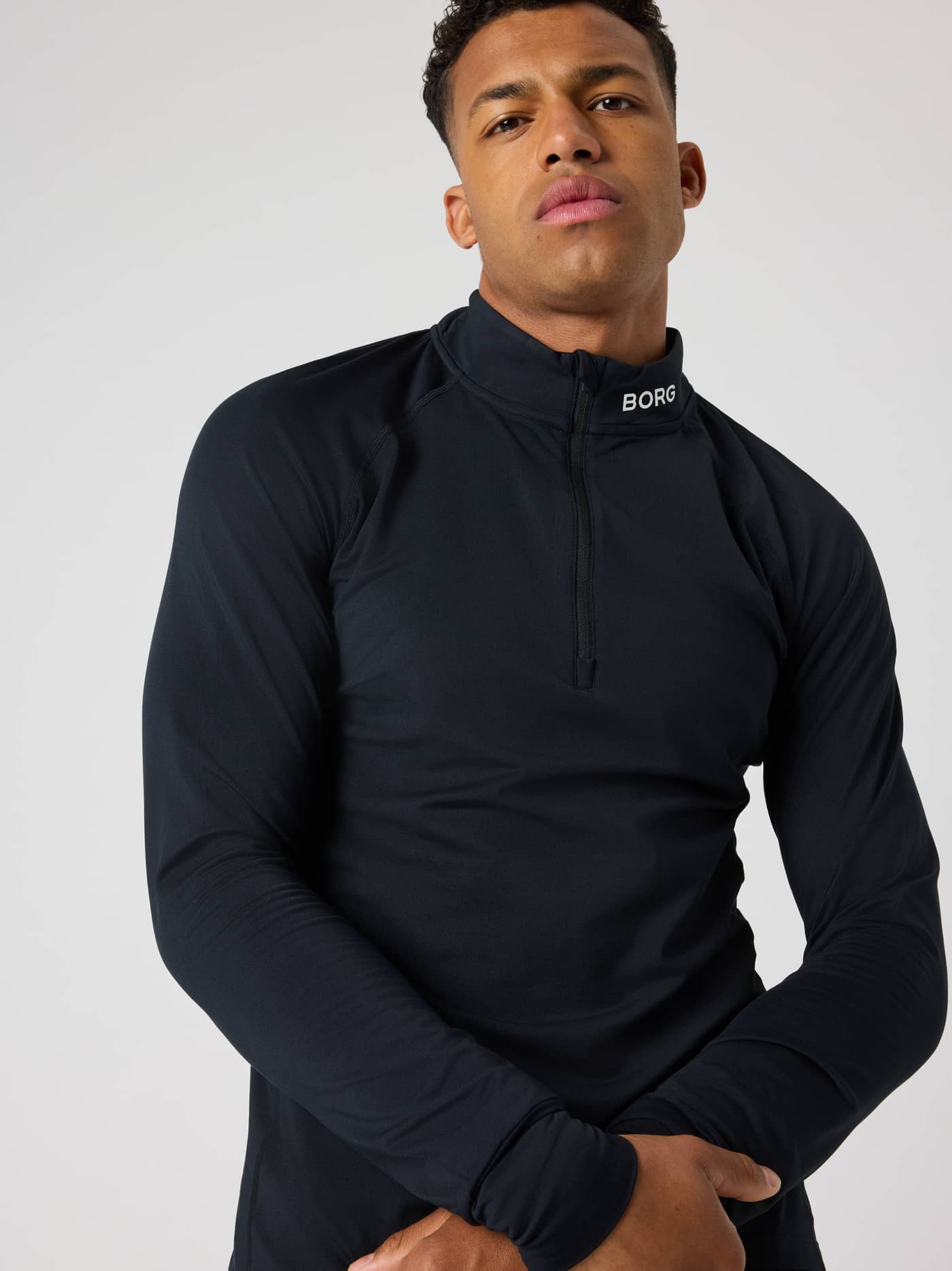 Vue de face du Borg Golf Midlayer Half Zip en Black Beauty (Noir) avec un logo blanc au col, idéal pour le golf. - Image 5