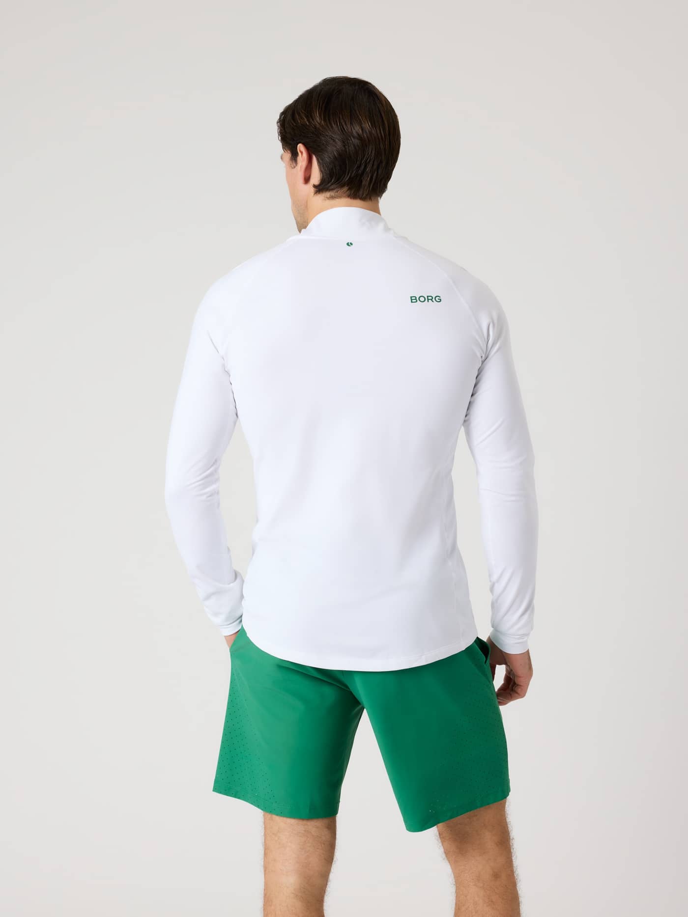 Achteraanzicht van de Borg Golf Midlayer Half Zip in Brilliant White (Wit) met groen logo, ideaal voor heren en golf. - Image 2