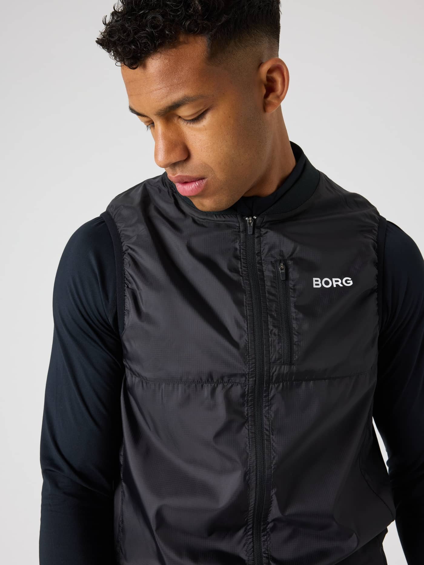 Borg Golf Vest Ripstop i Black Beauty (Svart) sett forfra, med hvit logo og ripstop-stoff for stil og funksjon til golf. - Image 6