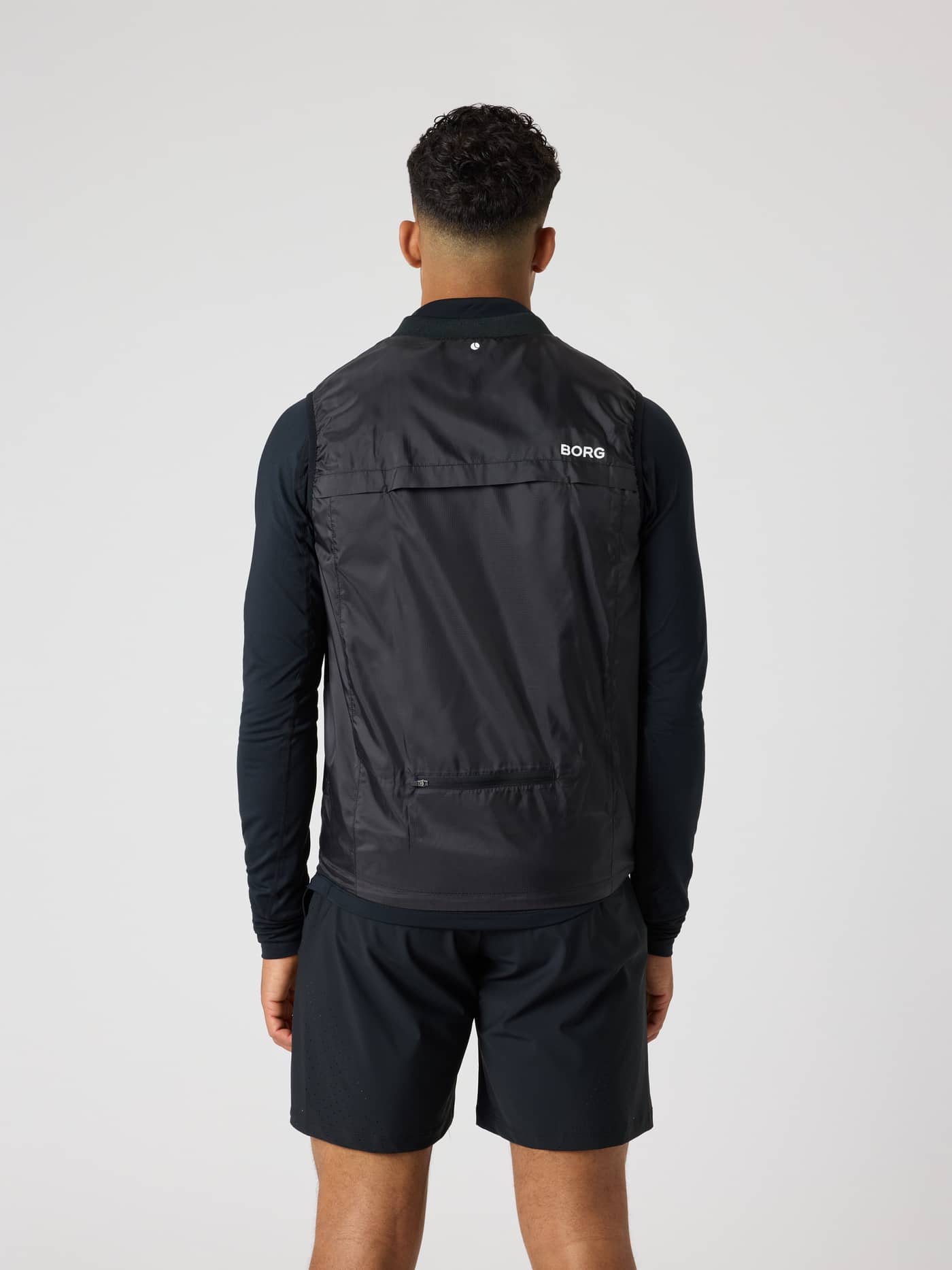 Bakside av Borg Golf Vest Ripstop i Black Beauty (Svart) med hvit logo og funksjonell ventilasjon i ryggen for golf. - Image 3