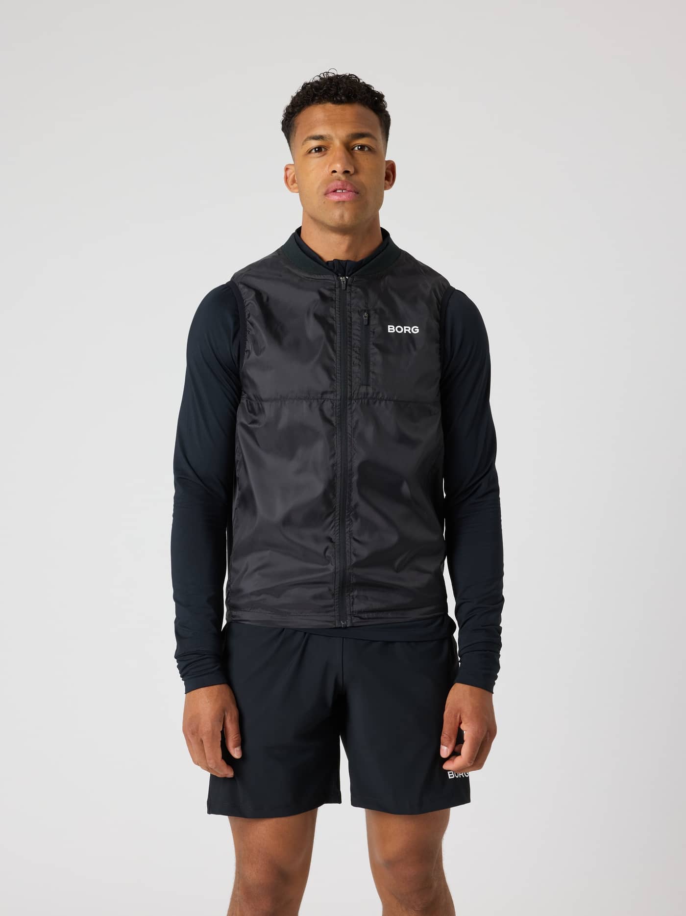 Borg Golf Vest Ripstop i Black Beauty (Svart) sett forfra med hvit logo, for stil og golffunksjon. - Image 2