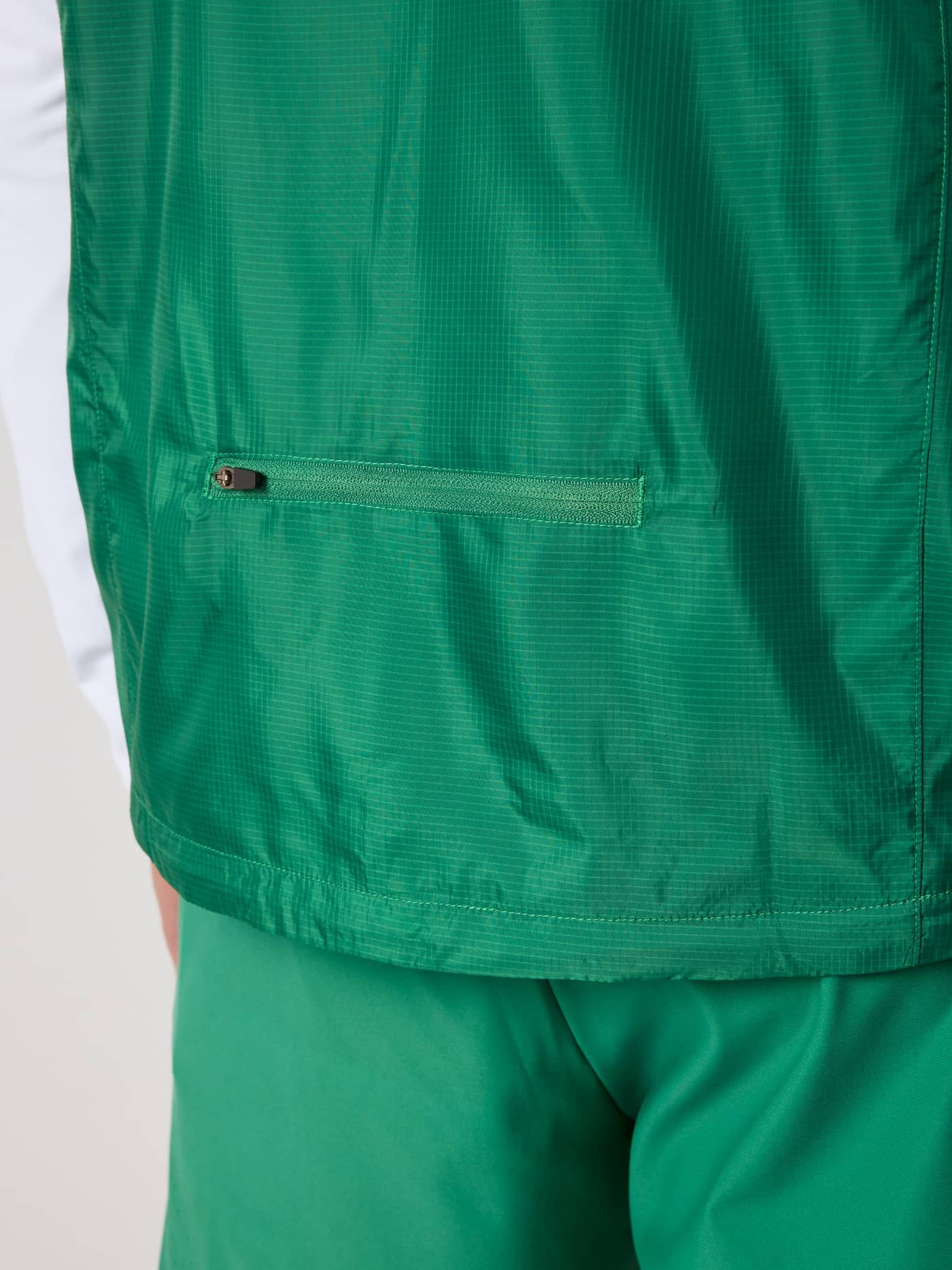 Vista posterior del Borg Golf Vest Ripstop en Verdant Green (Verde) con bolsillo funcional con cremallera y tejido ripstop. - Image 5