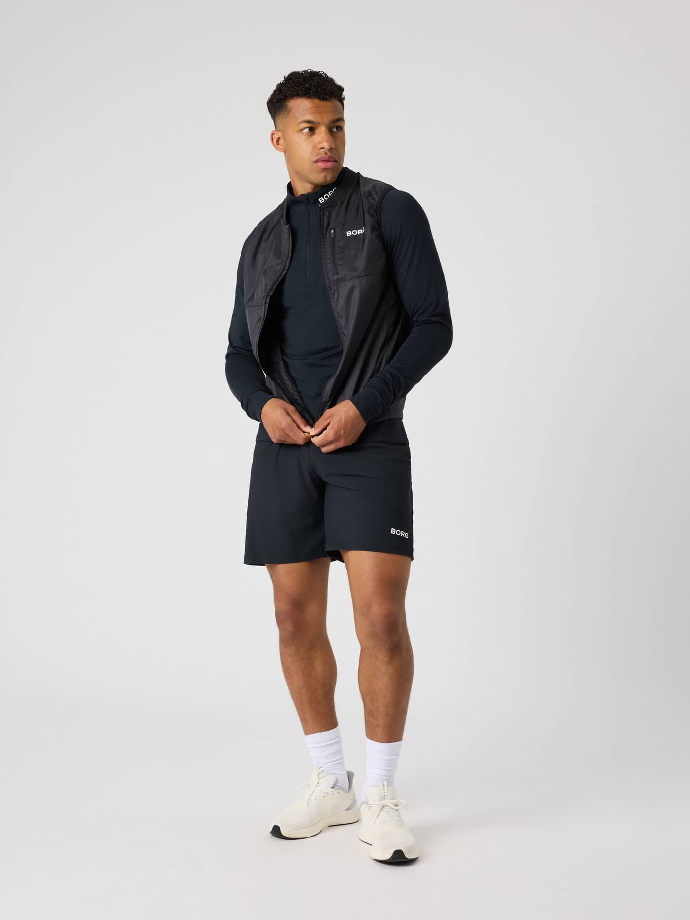 Borg Golf Vest Ripstop i Black Beauty (Svart) på modell for funksjonell stil og ytelse på golfbanen. - Image 4
