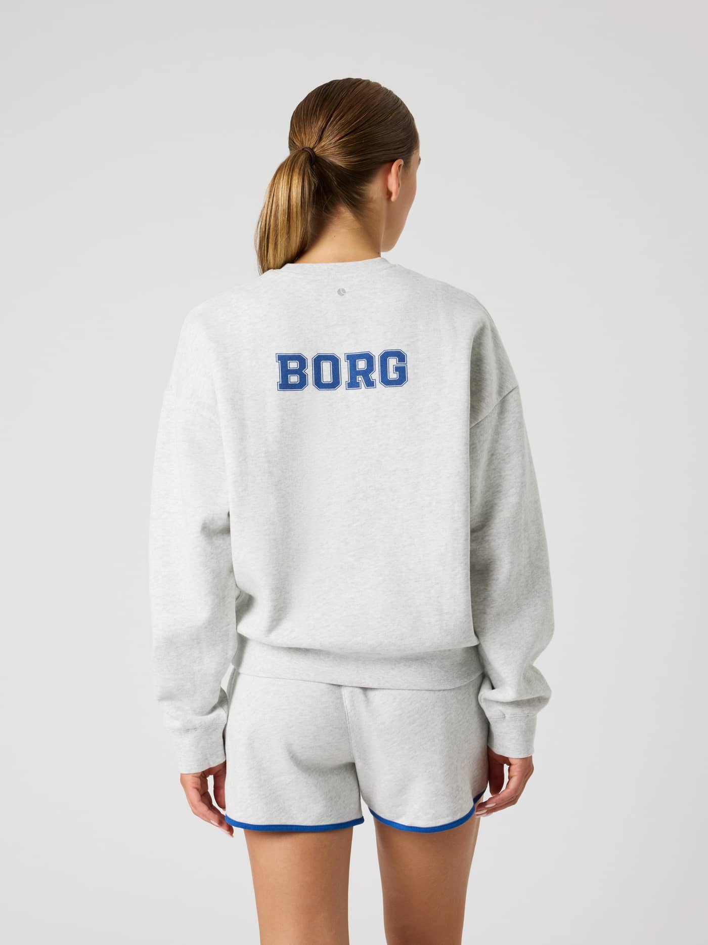 Back view of the Borg Boyfriend Sweatshirt in Ultra Light Grey Melange (Grey) with an oversized tennis fit and blue logo. - Image 3