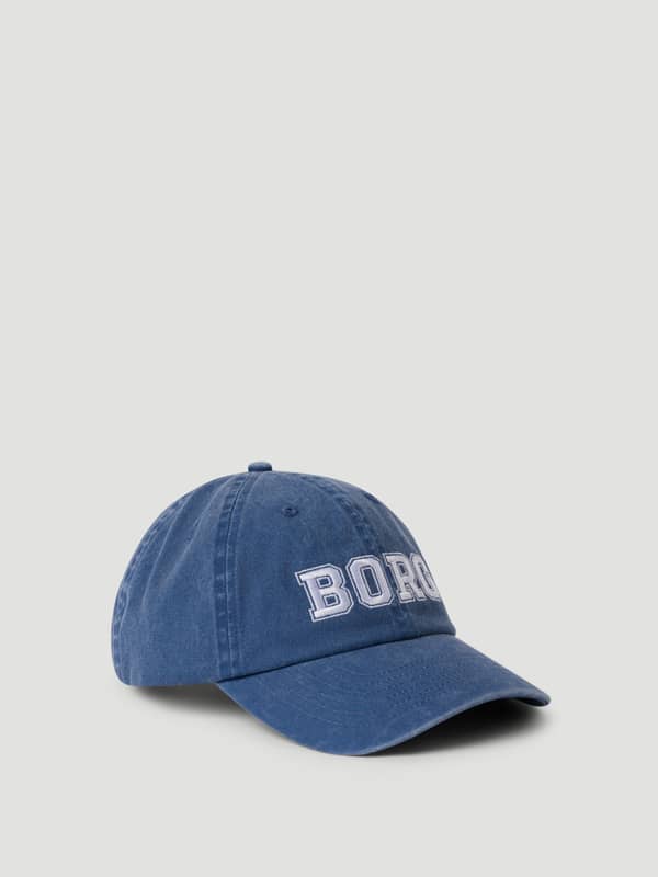 Vue de trois-quarts de la Borg Washed Bold Logo Cap Monaco Blue (Bleu) en coton délavé avec logo blanc brodé.