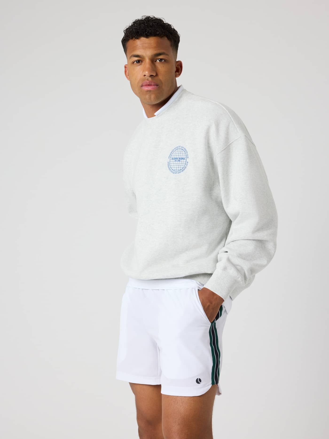 Vista frontal de hombre con la Ace Oversized Sweatshirt en Ultra Light Grey Melange (Gris) y logo azul de tenis con estilo. - Image 6