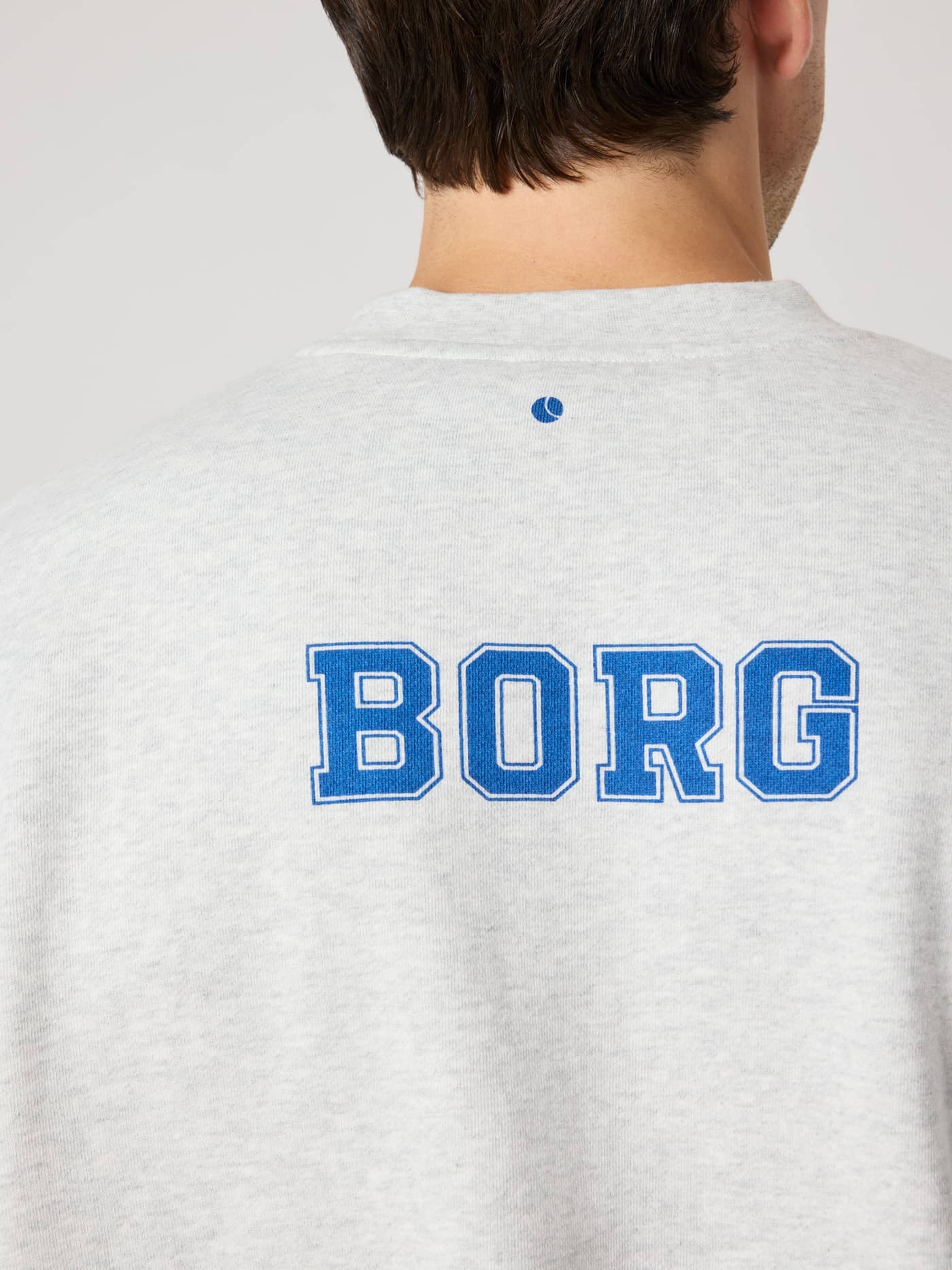 Primer plano posterior de la Ace Oversized Sweatshirt en Ultra Light Grey Melange (Gris) con logo de tenis y BORG azul. - Image 4