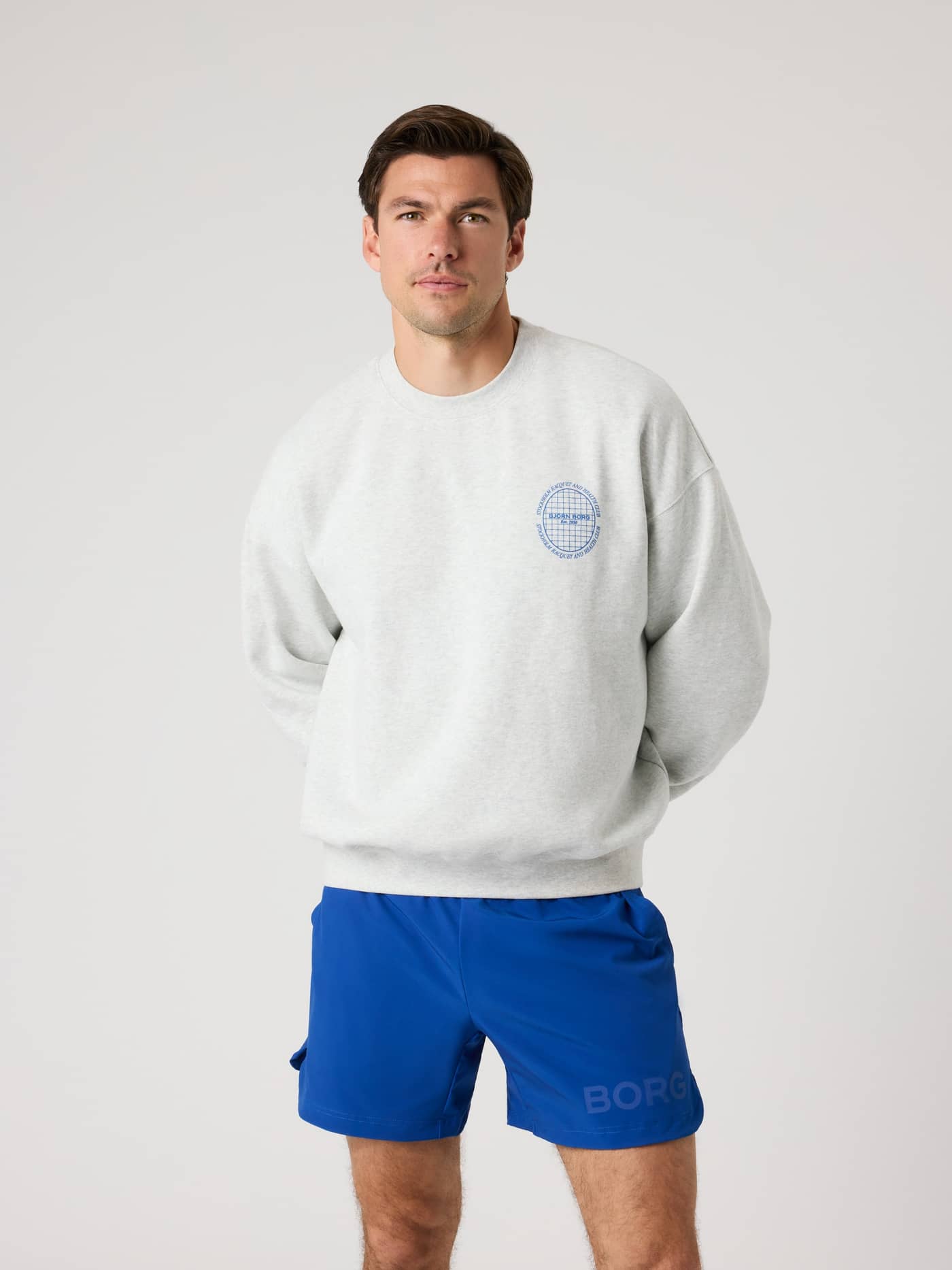 Ace Oversized Sweatshirt i Ultra Light Grey Melange (Grå) för herrar med en blå tennislogotyp sedd framifrån. - Image 1