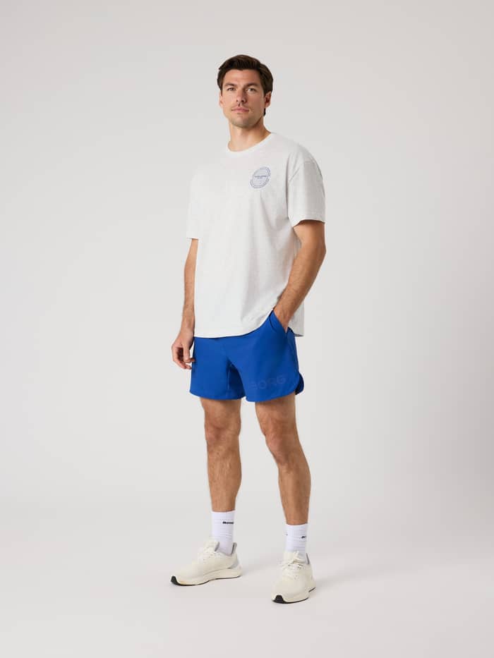 Ganzkörper-Vorderansicht eines Mannes im Björn Borg Ace Oversized T-Shirt in Ultra Light Grey Melange (Grau) für Tennis. - Image 3